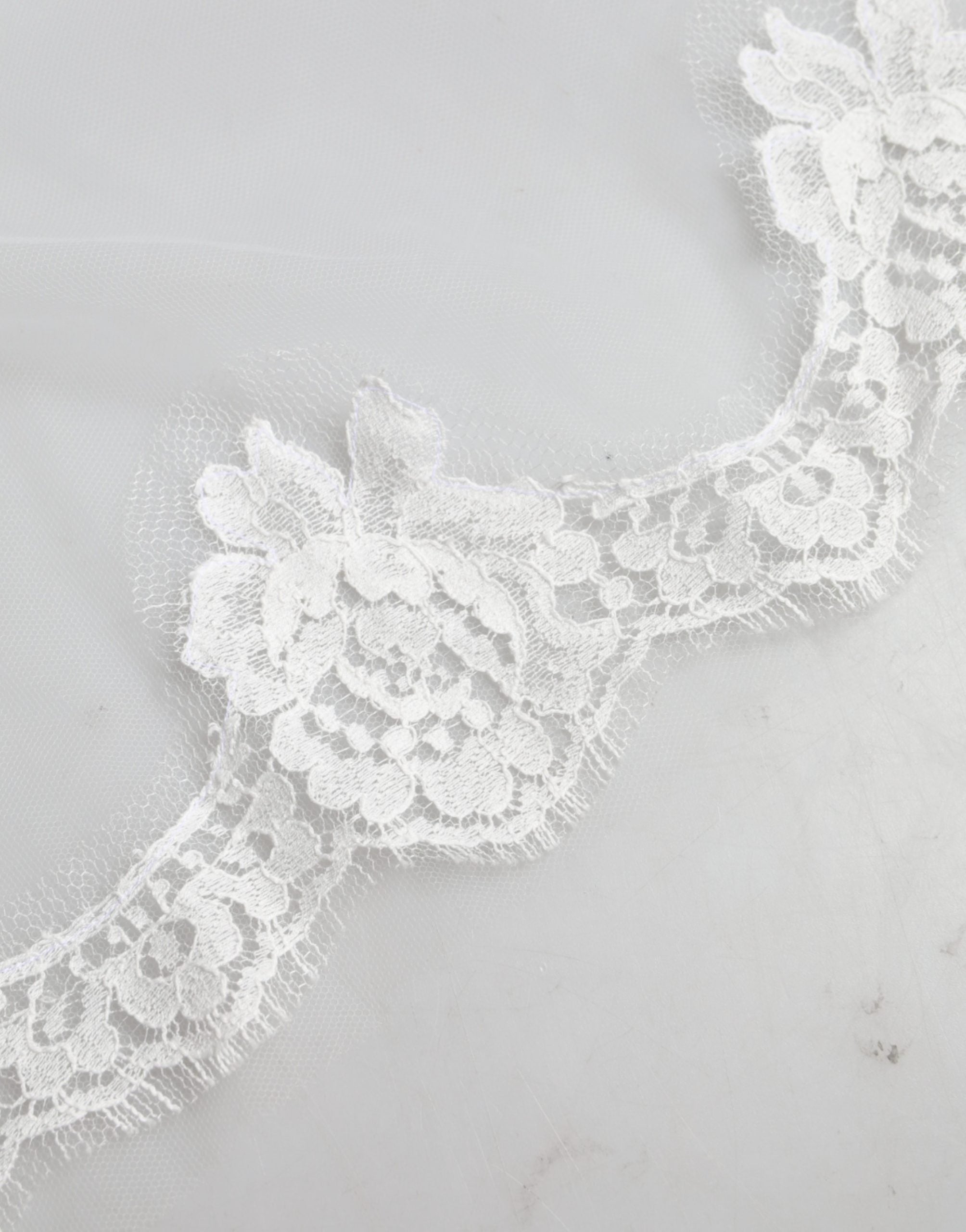 Dolce & Gabbana Schleier aus weißer floraler Spitze, Nylon, bodenlang, 3 m lang-8