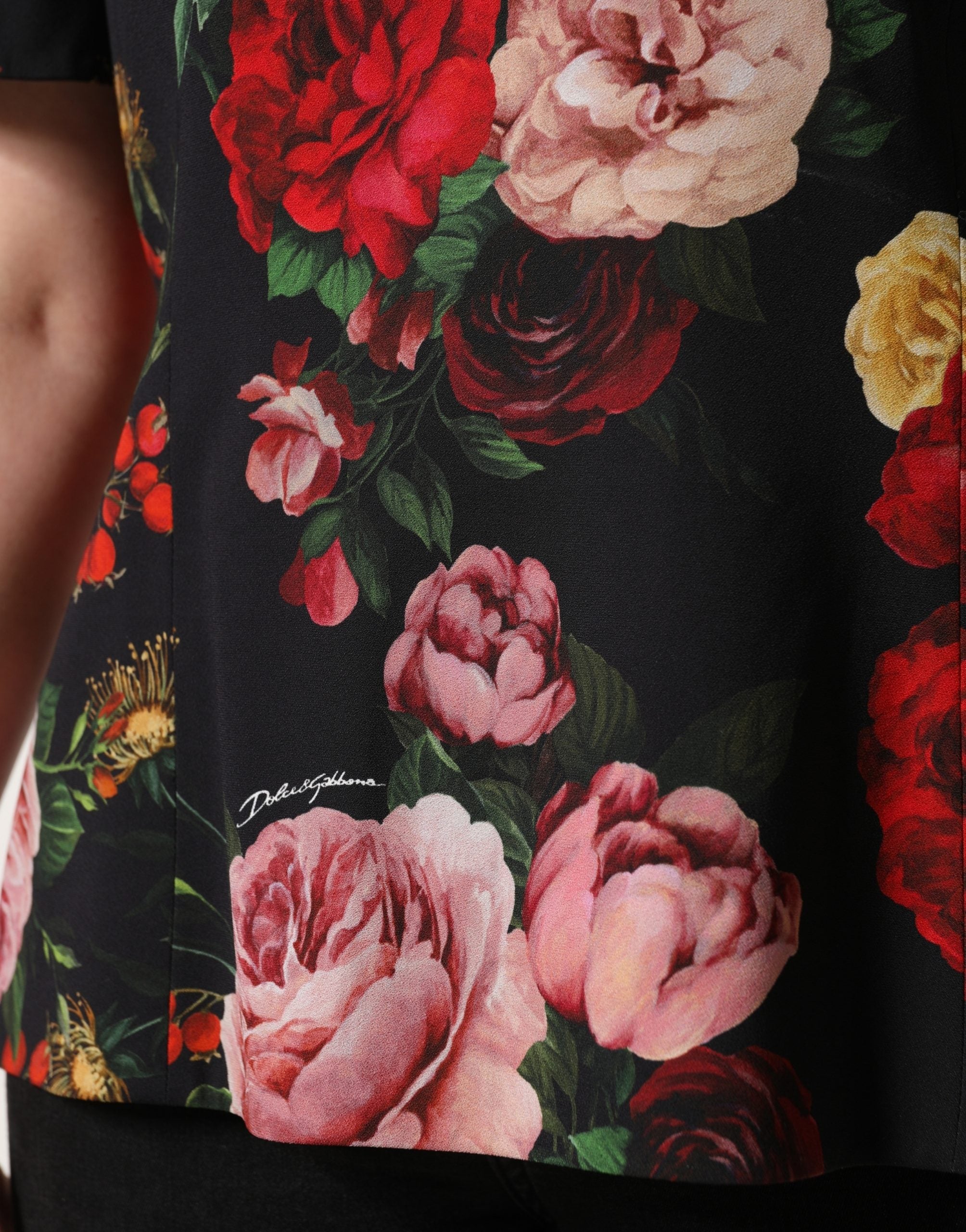 Dolce & Gabbana Schwarze Bluse aus Krepp mit Blumenprint und Rüschenbesatz-8