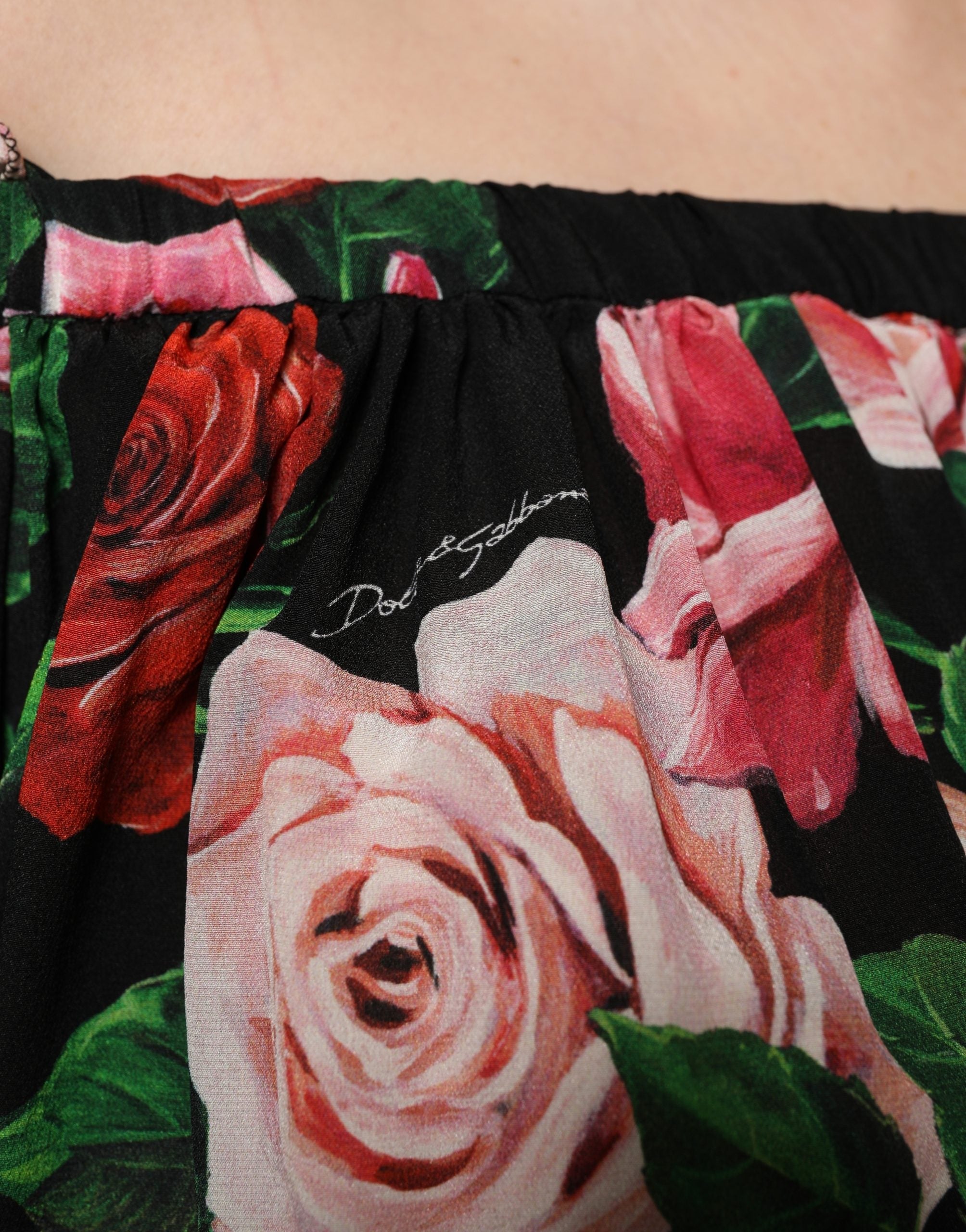 Dolce & Gabbana Schwarze Seidenbluse mit Rosenprint und Carmen-Ausschnitt-8