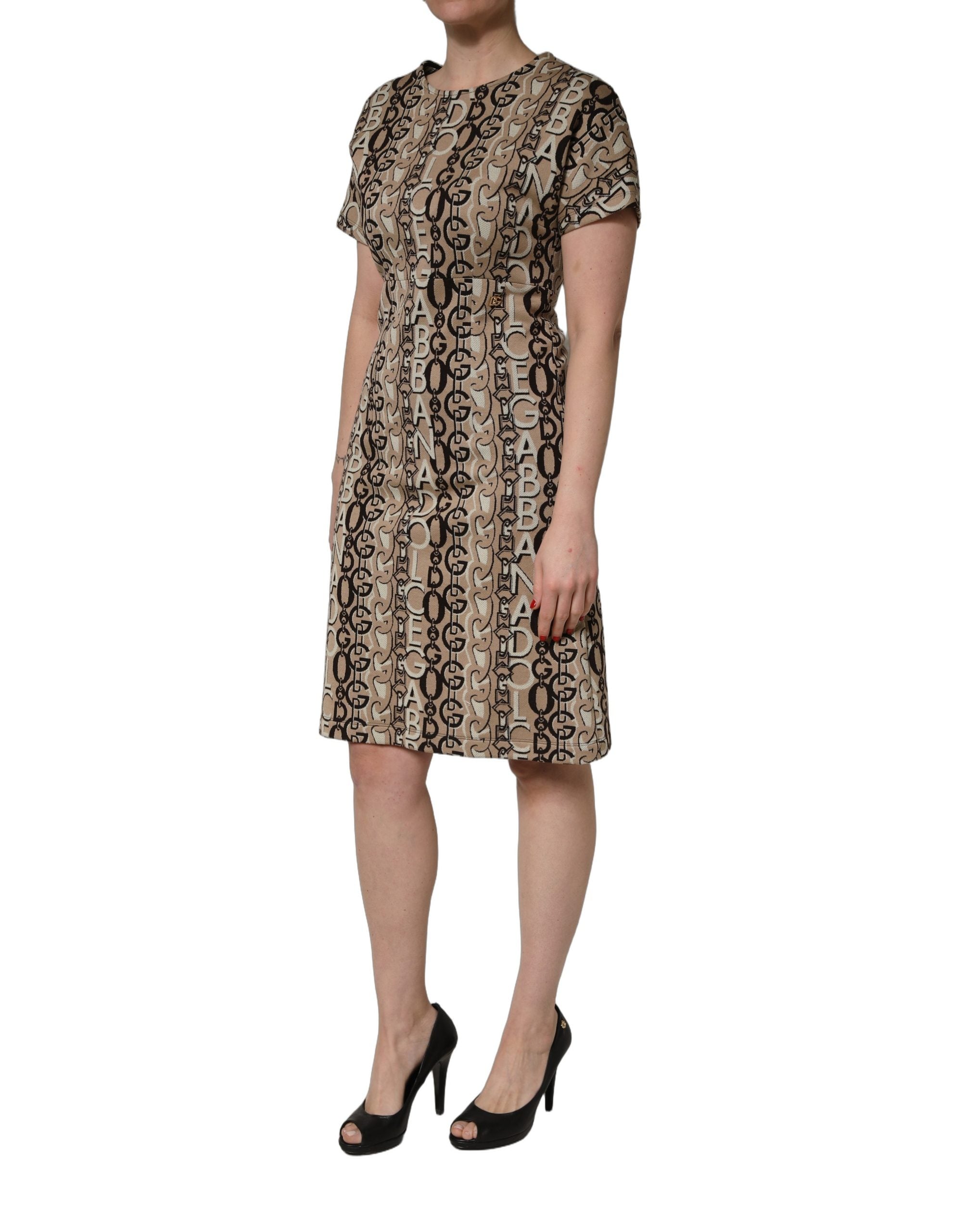 Dolce & Gabbana Braunes Etuikleid mit DG-Logo-Kette und kurzen Ärmeln-4