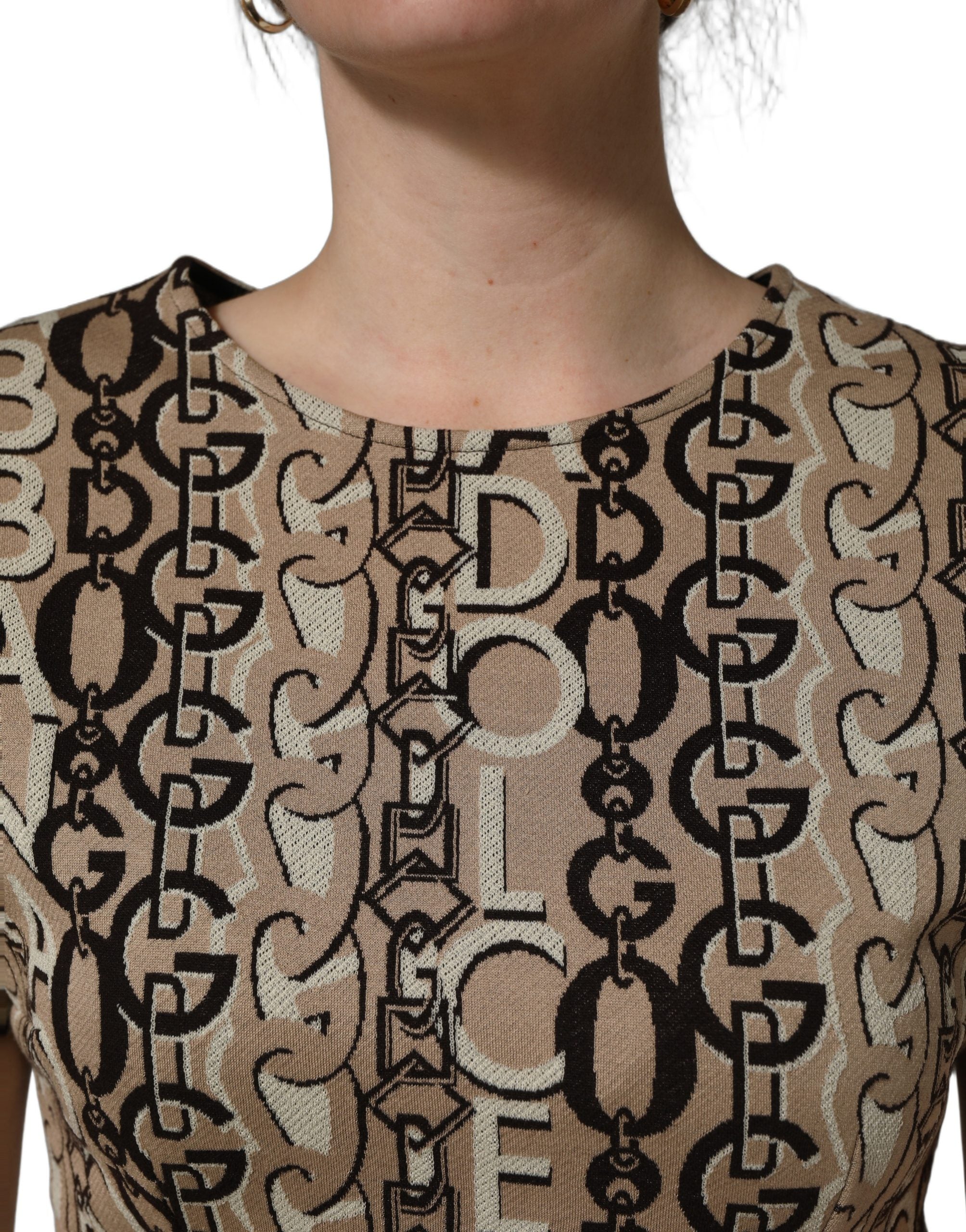 Dolce & Gabbana Braunes Etuikleid mit DG-Logo-Kette und kurzen Ärmeln-6