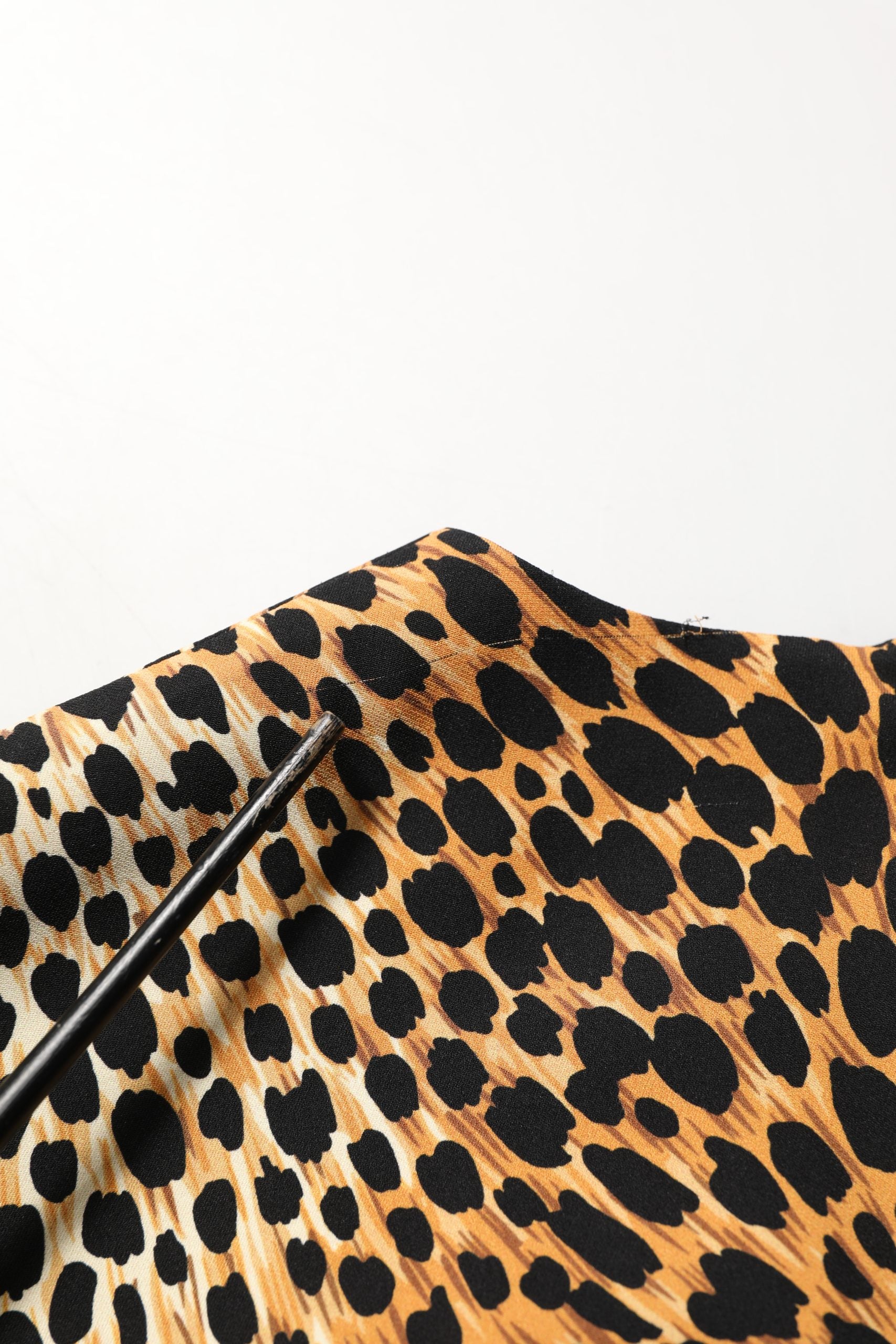 Dolce & Gabbana Braunes Etuikleid aus Seide mit Leopardenmuster, Midi-Länge-2