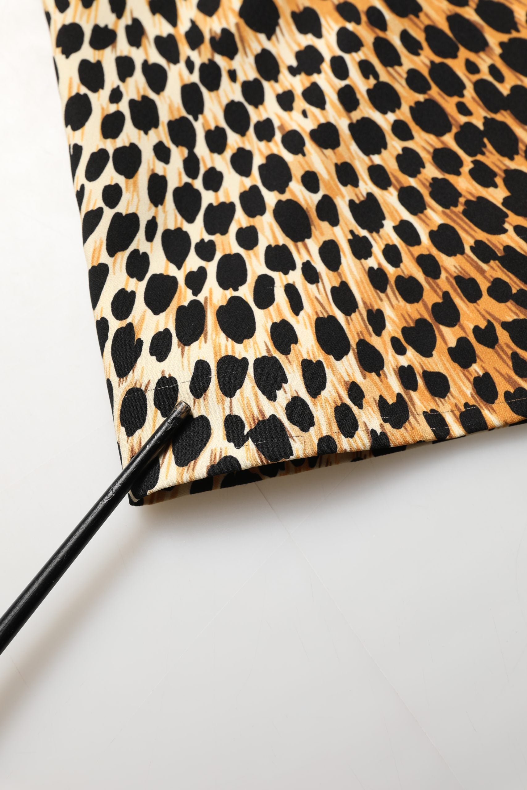 Dolce & Gabbana Braunes Etuikleid aus Seide mit Leopardenmuster, Midi-Länge-3
