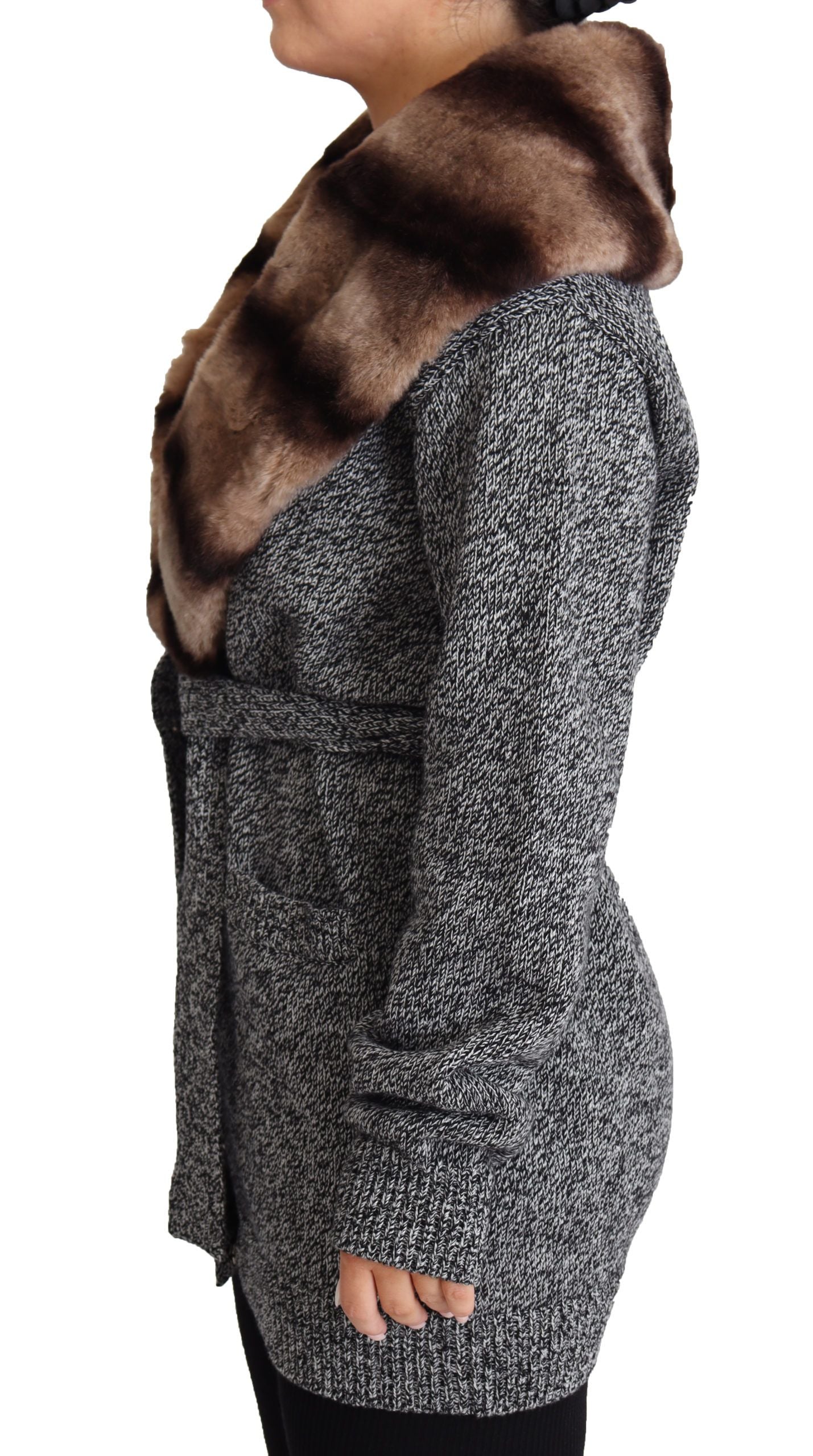 Cárdigan gris, abrigo de piel y chaqueta de cachemira de Dolce & Gabbana-2