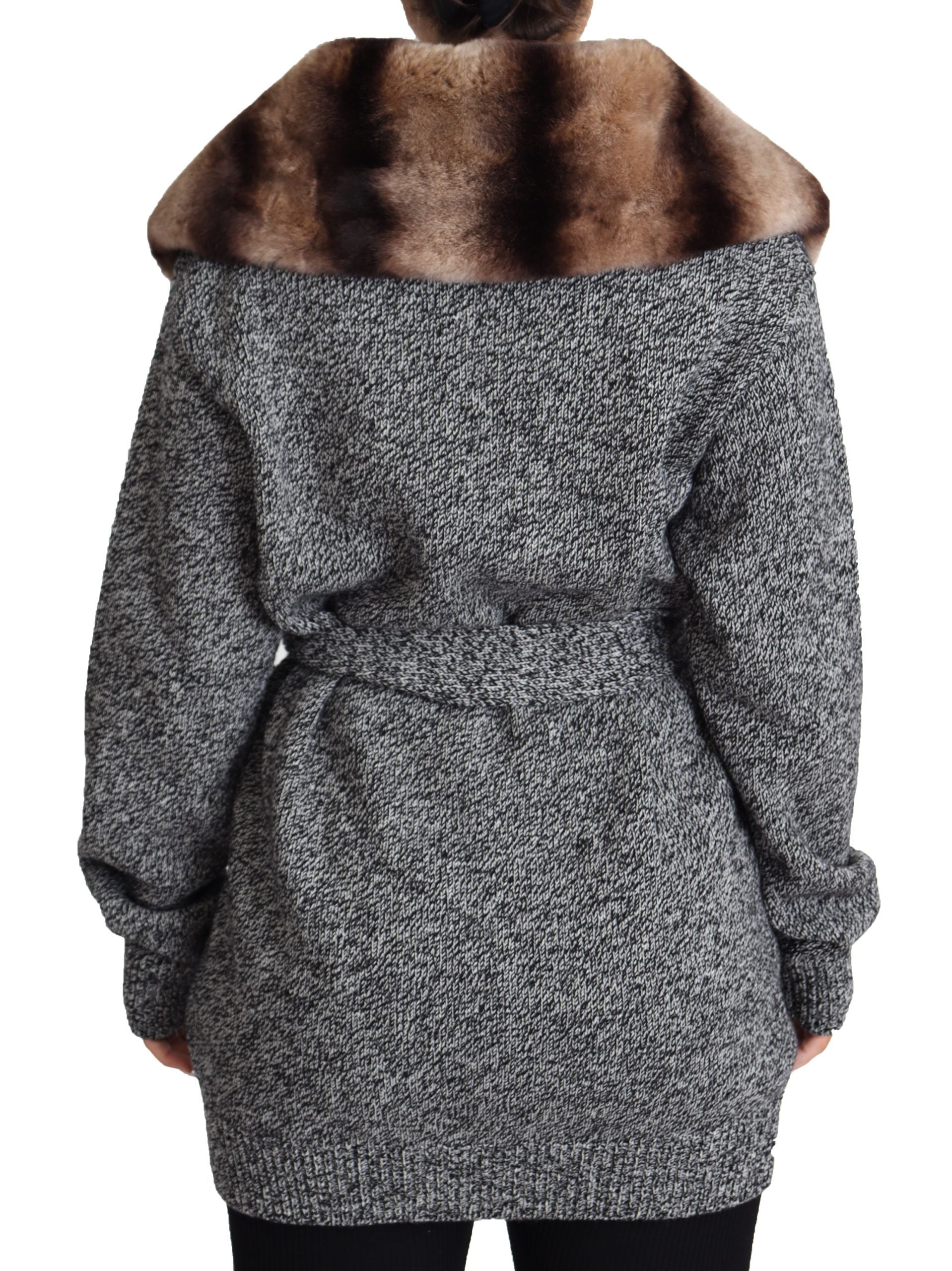 Cárdigan gris, abrigo de piel y chaqueta de cachemira de Dolce & Gabbana-3
