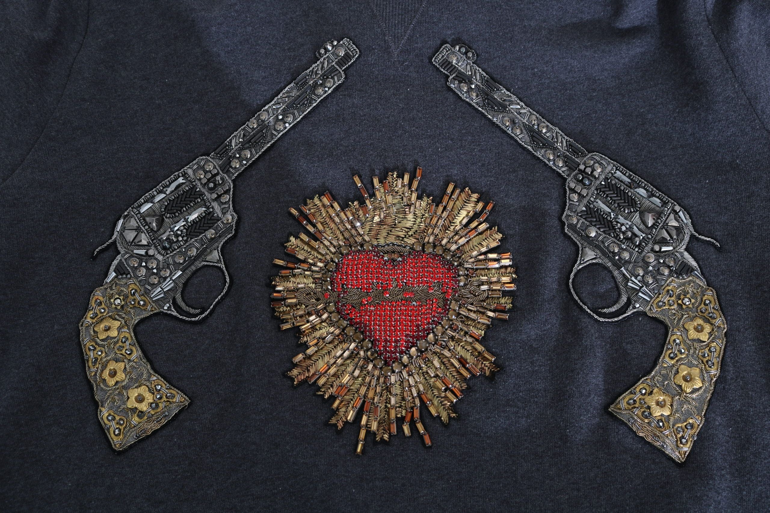 Dolce & Gabbana Grauer Pullover mit Kapuze und rotem Kristallherz Gun-8