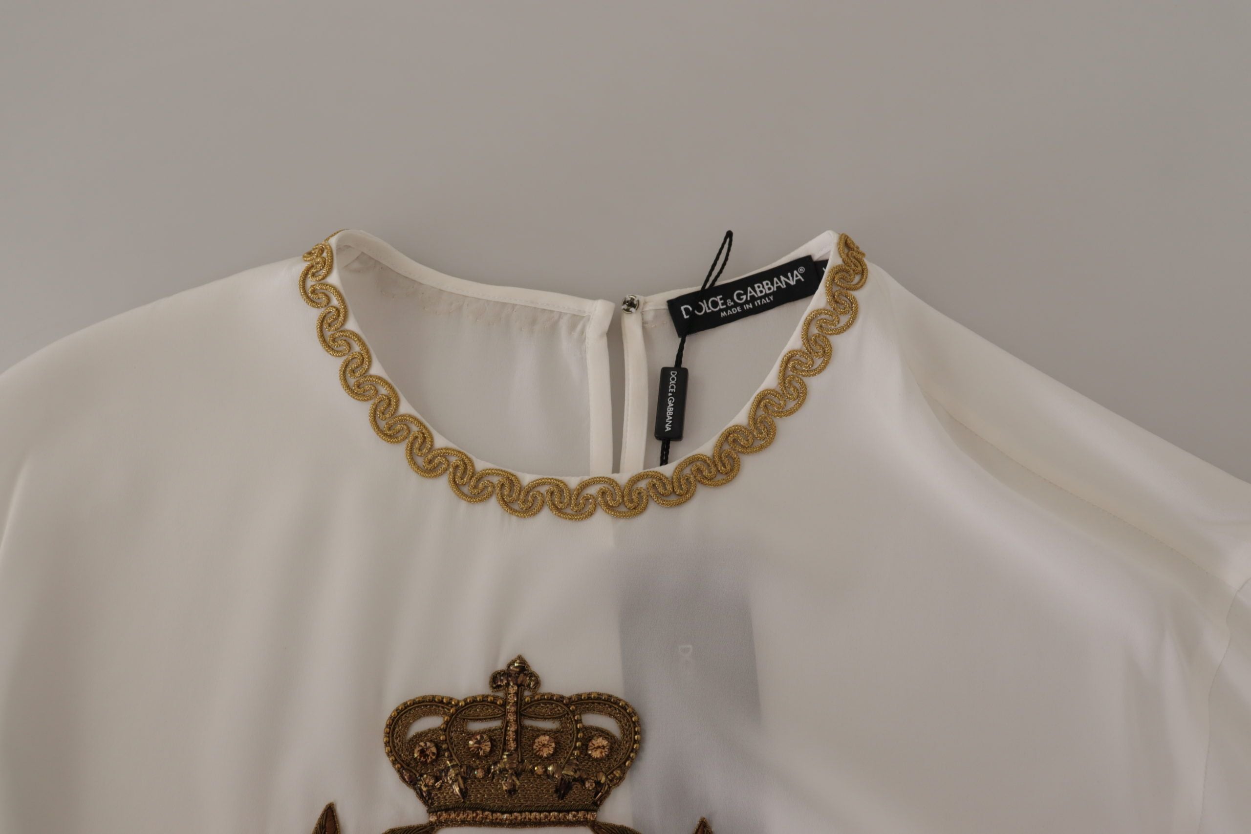 Blusa Dolce & Gabbana con cristales y corona DG en seda blanca y dorada-4