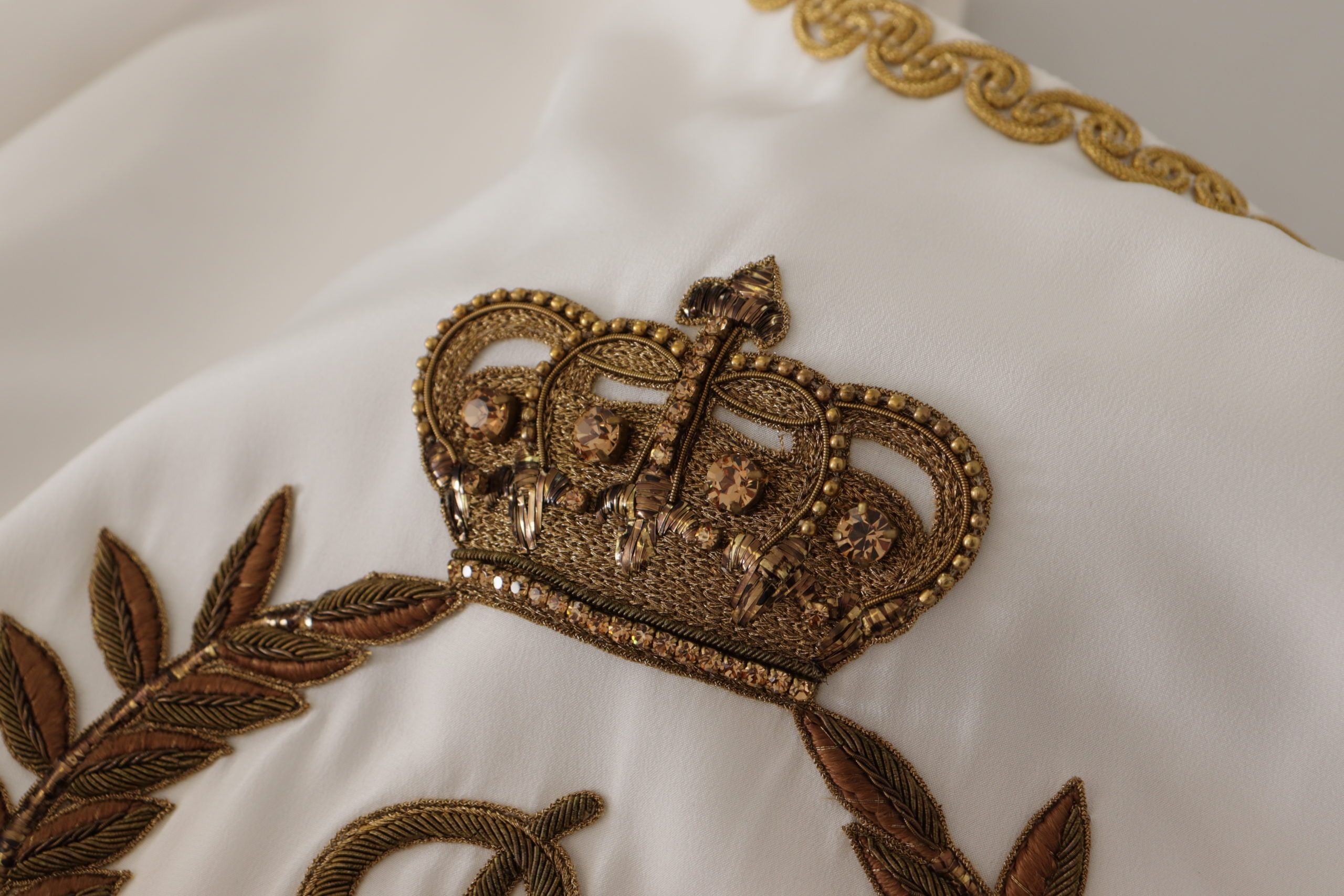Blusa Dolce & Gabbana con cristales y corona DG en seda blanca y dorada-5