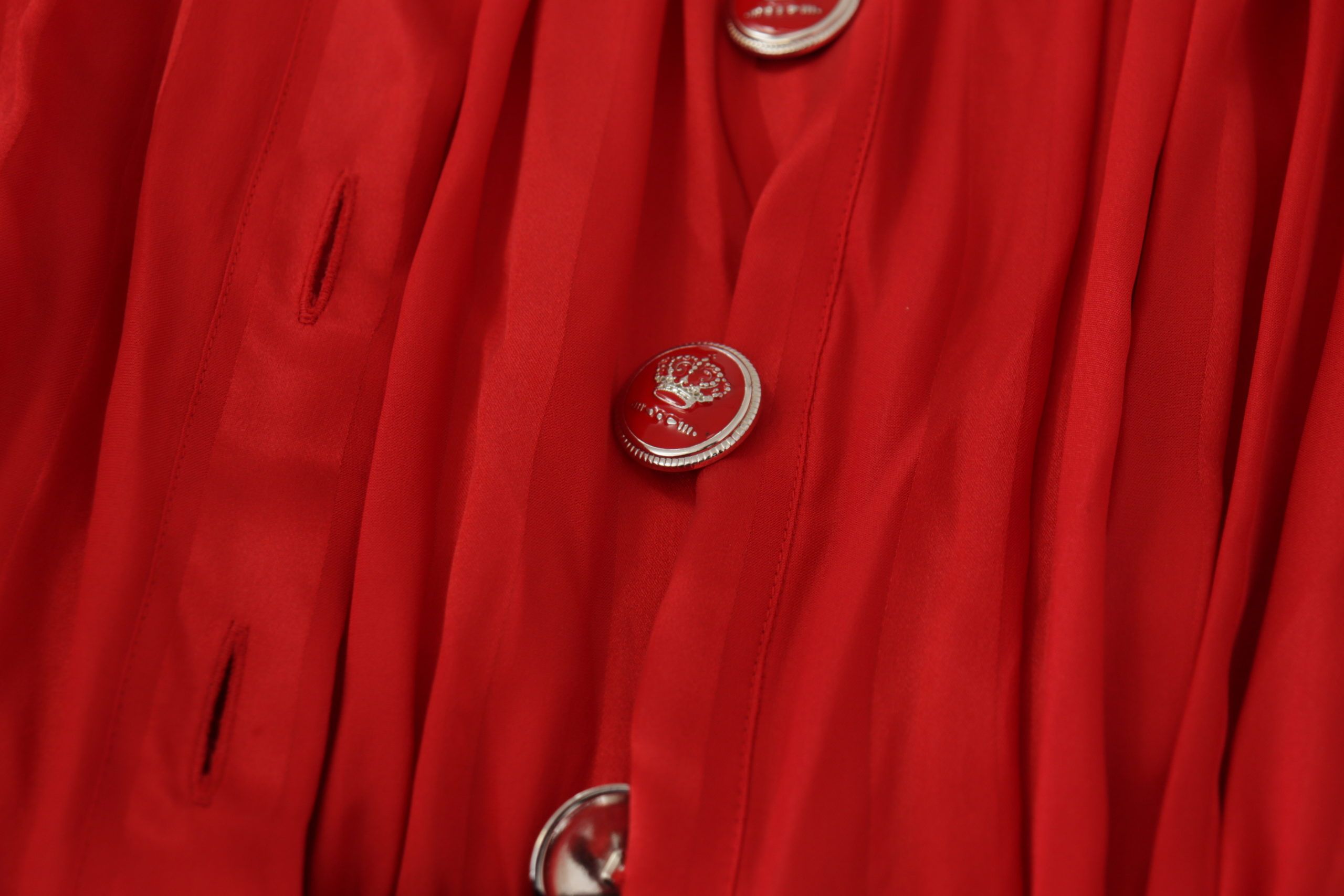 Vestido midi rojo Dolce & Gabbana con cinturón y tapeta de botones en satén y seda-7