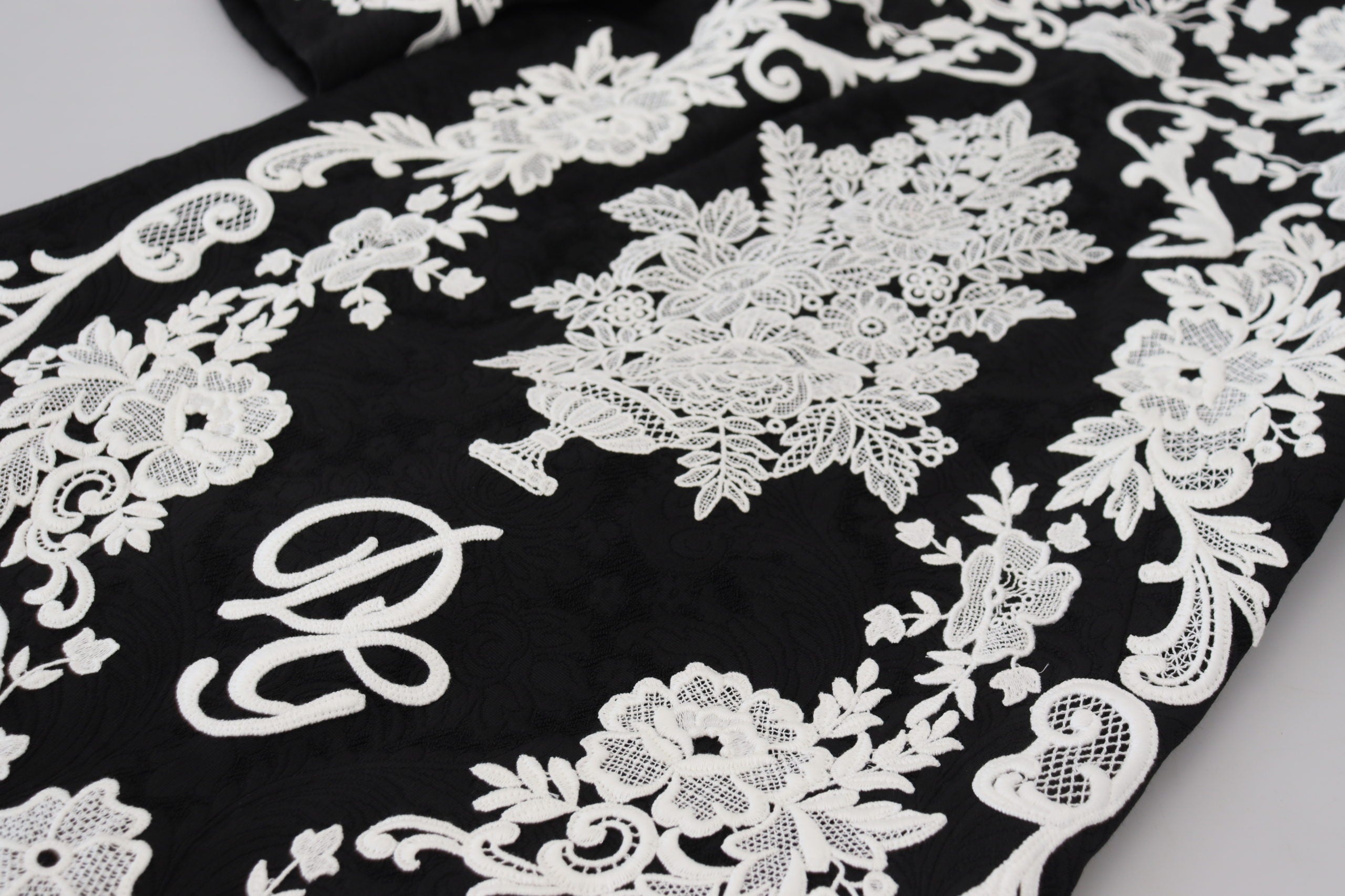 Dolce & Gabbana Schwarzes Kleid mit Spitzenbesatz und halben Ärmeln in A-Linie-7