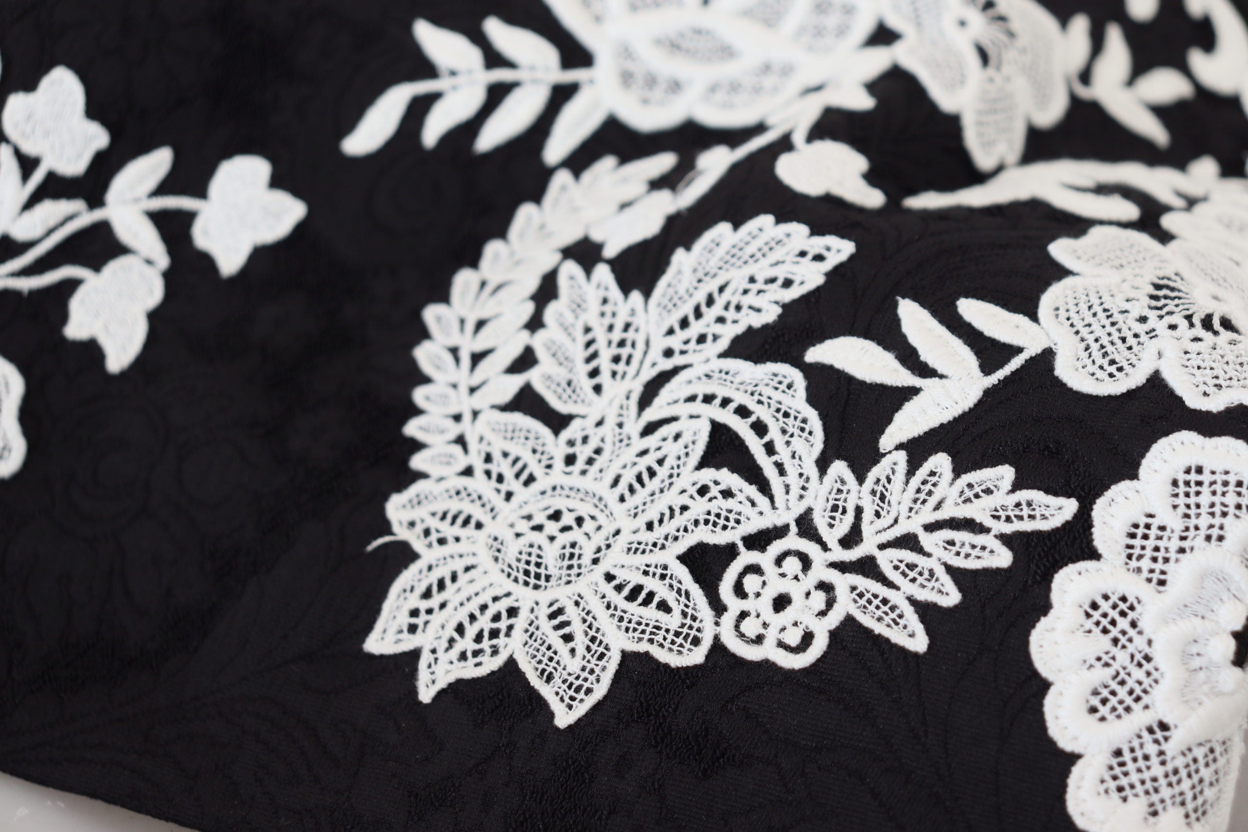 Dolce & Gabbana Schwarzes Kleid mit Spitzenbesatz und halben Ärmeln in A-Linie-8