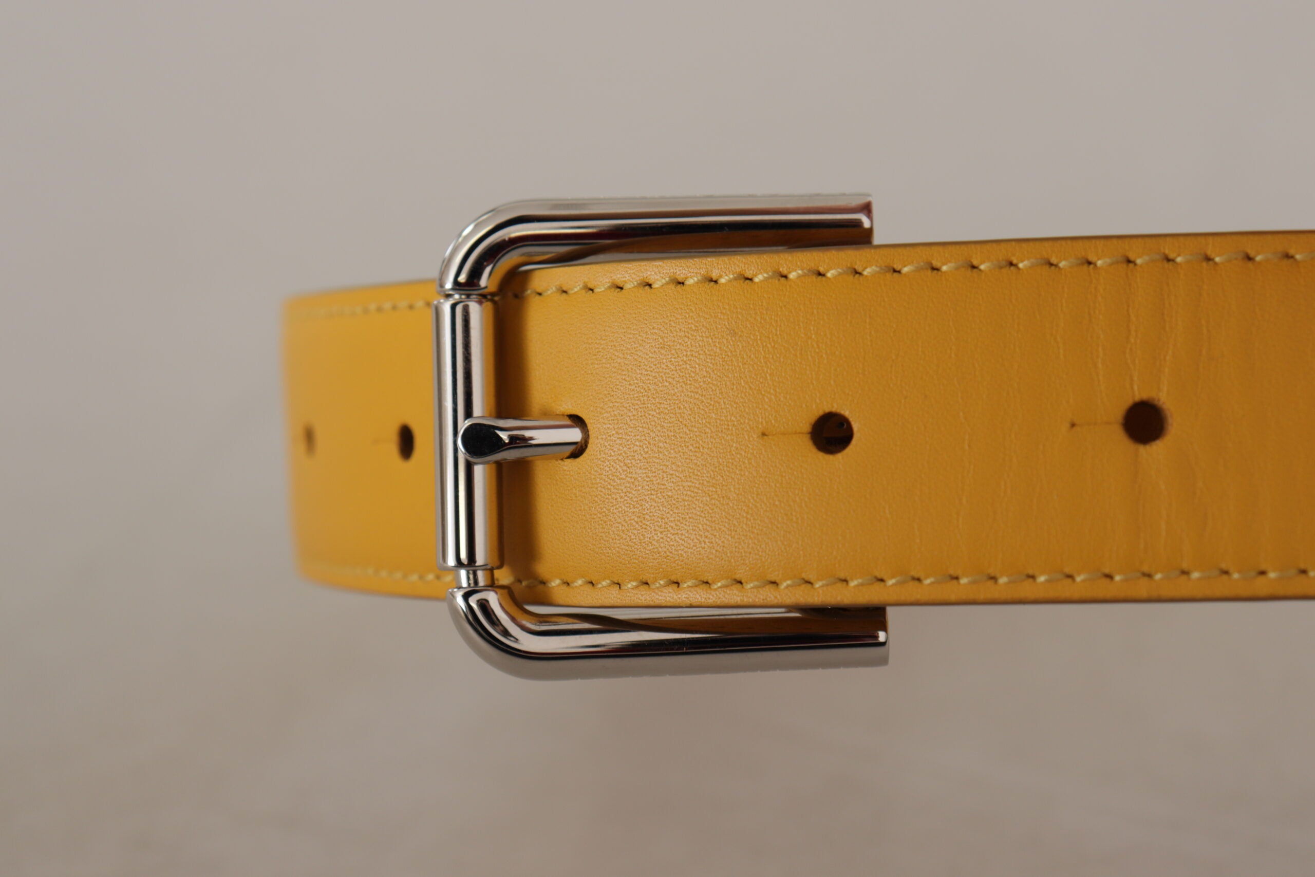 Cinturón de cuero amarillo con hebilla metálica y logotipo plateado de Dolce & Gabbana-4