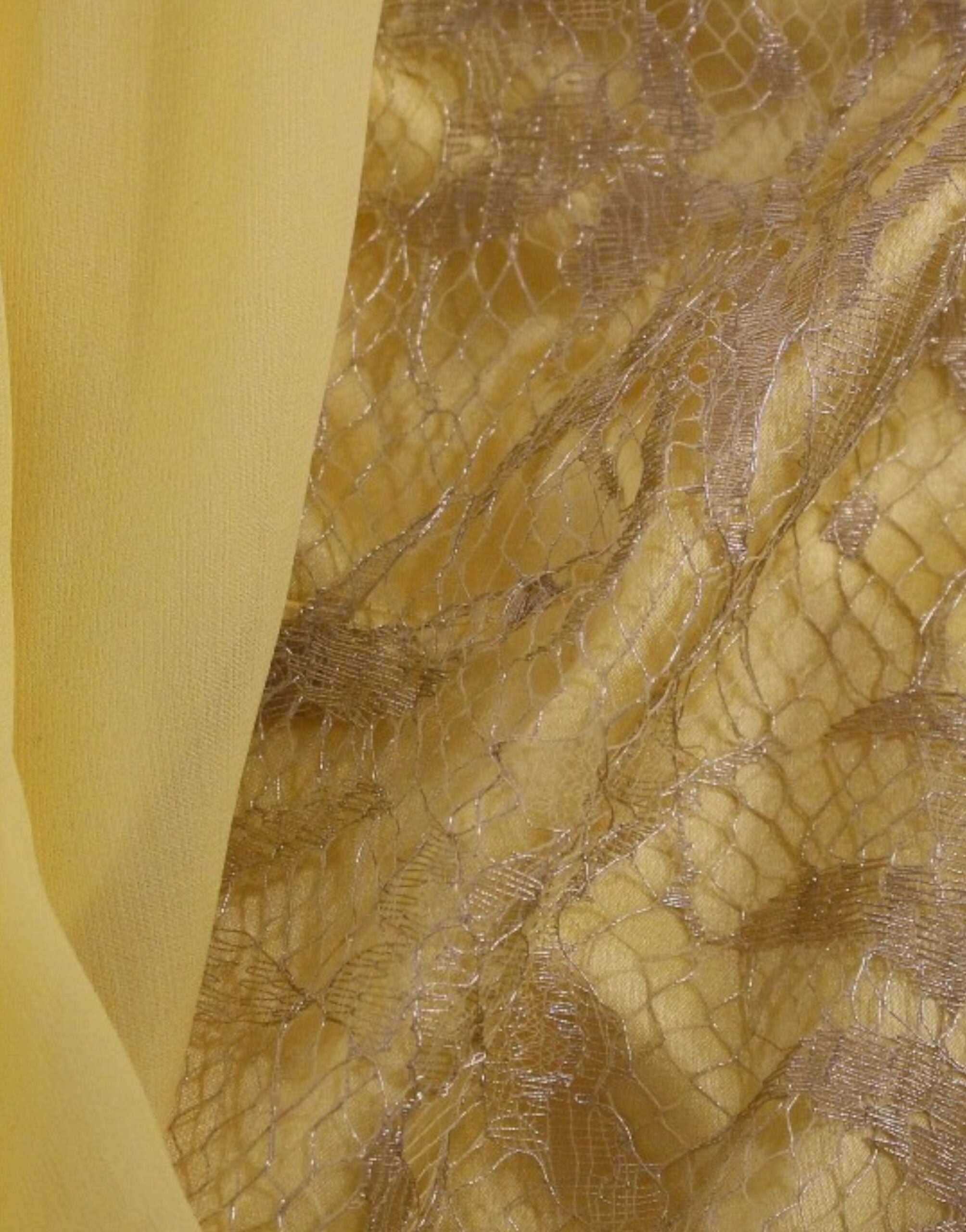 Minivestido de encaje amarillo con cristales de Dolce & Gabbana-7