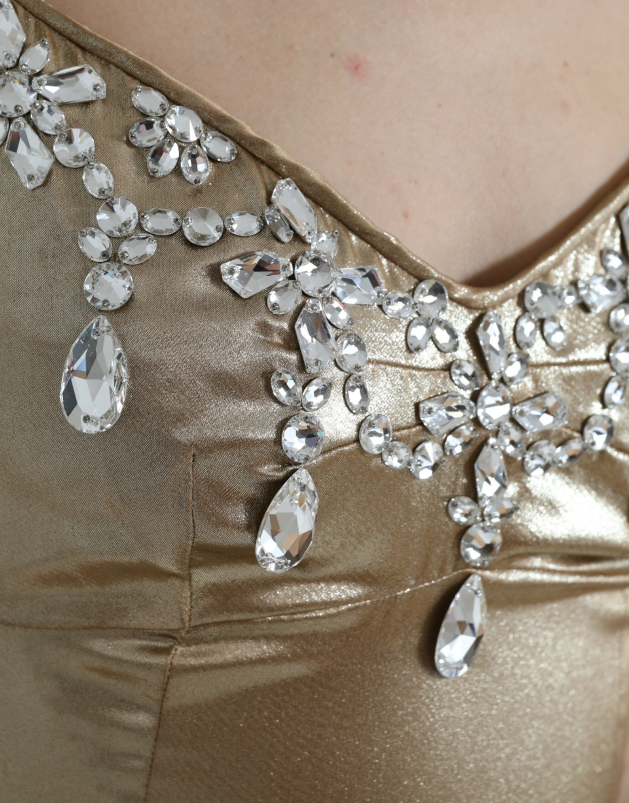 Vestido metalizado de Dolce & Gabbana con adornos de cristales dorados-5
