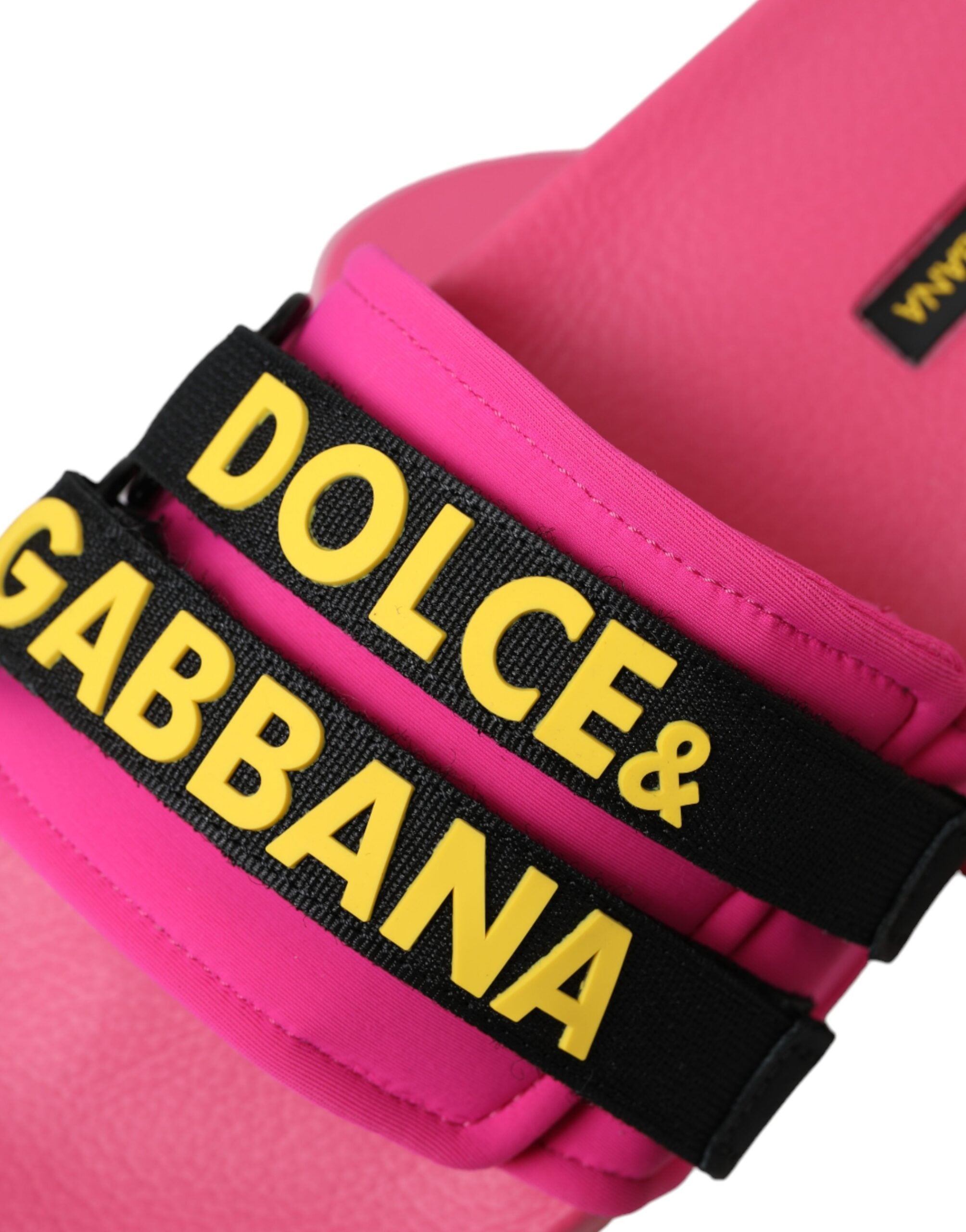 Sandalias planas Dolce & Gabbana con logo rosa y negro para playa-8