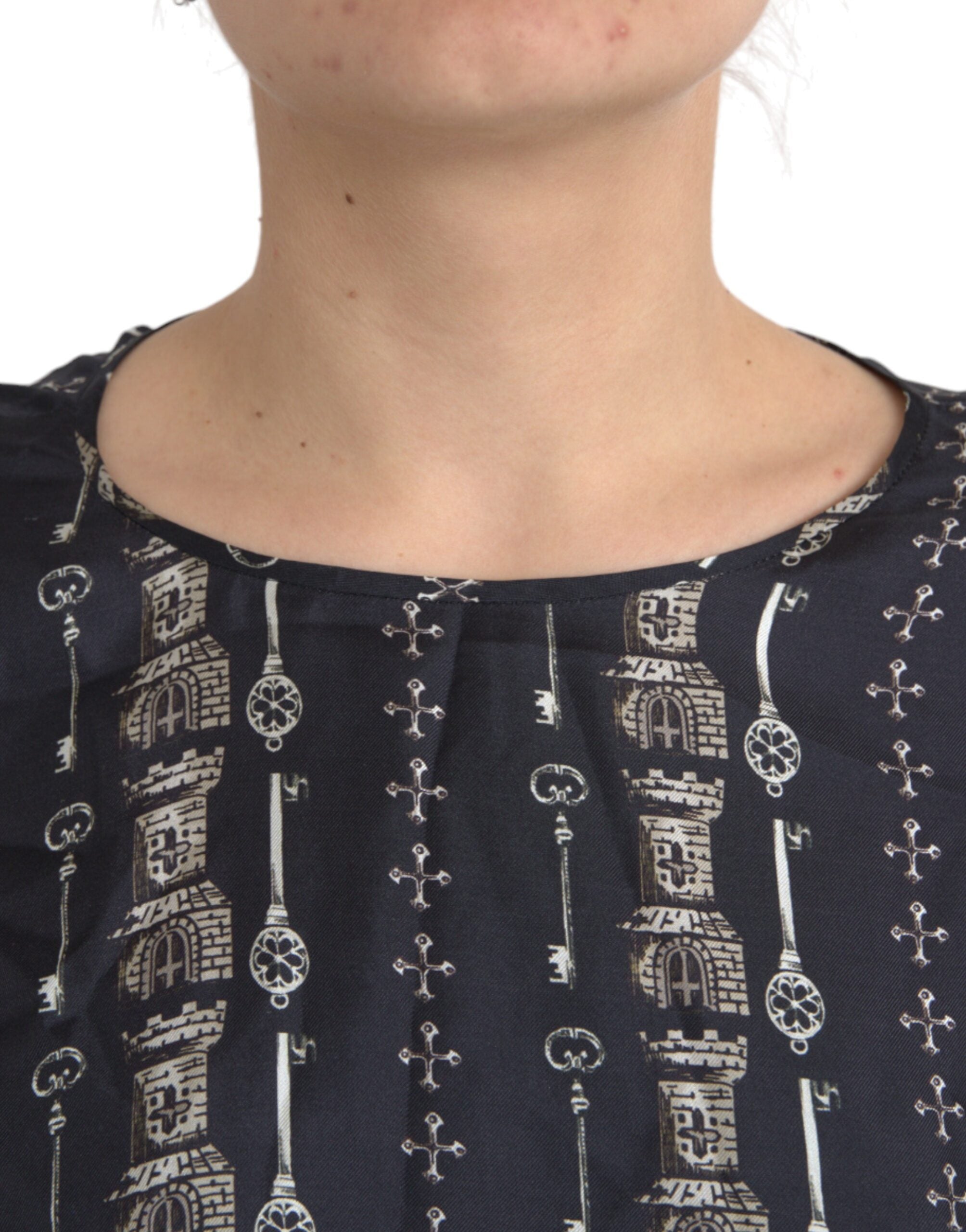 Blusa de seda negra con llavero de Dolce & Gabbana-5