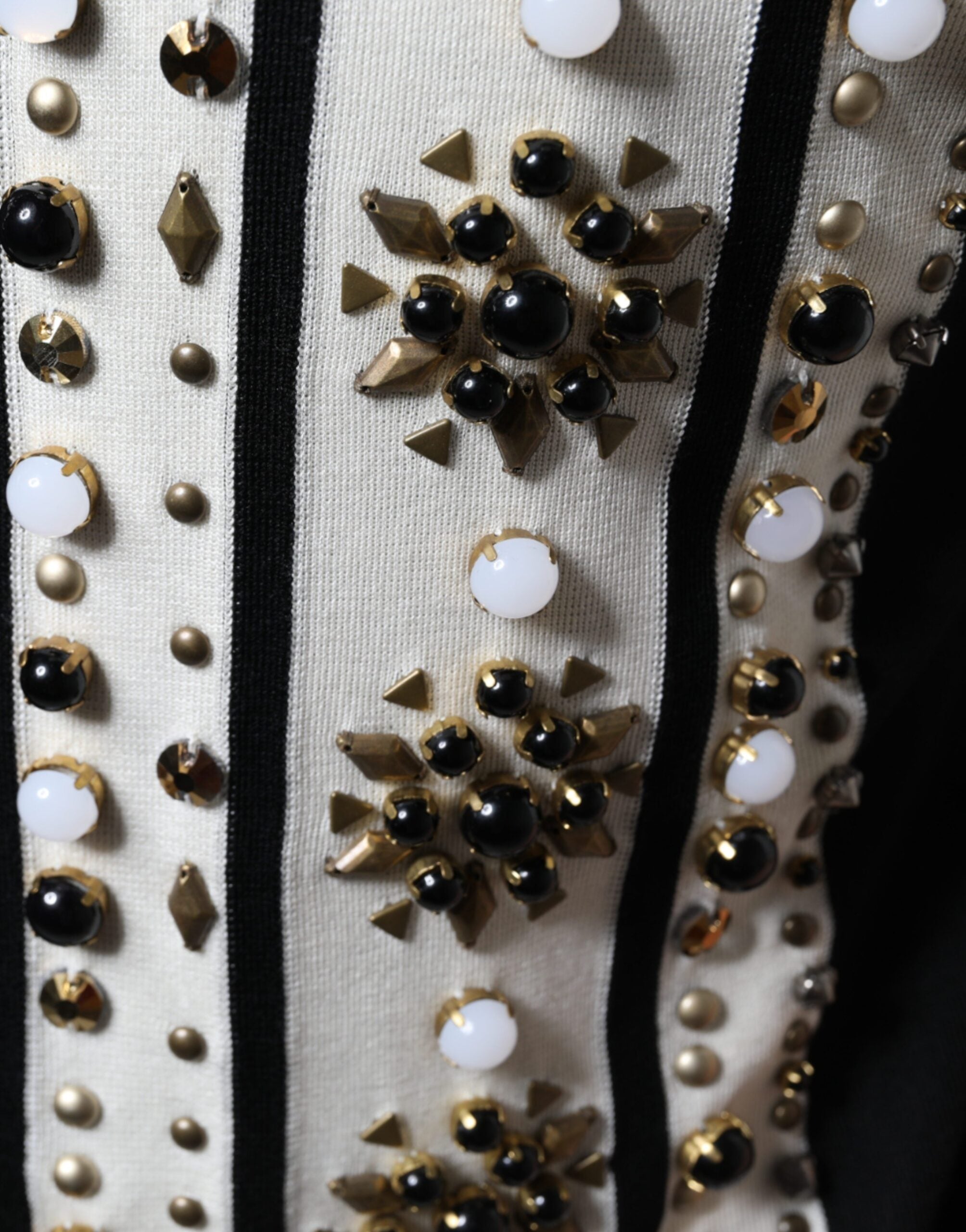 Camisa de seda blanca y negra con tachuelas y cristales de piedra de Dolce & Gabbana-7