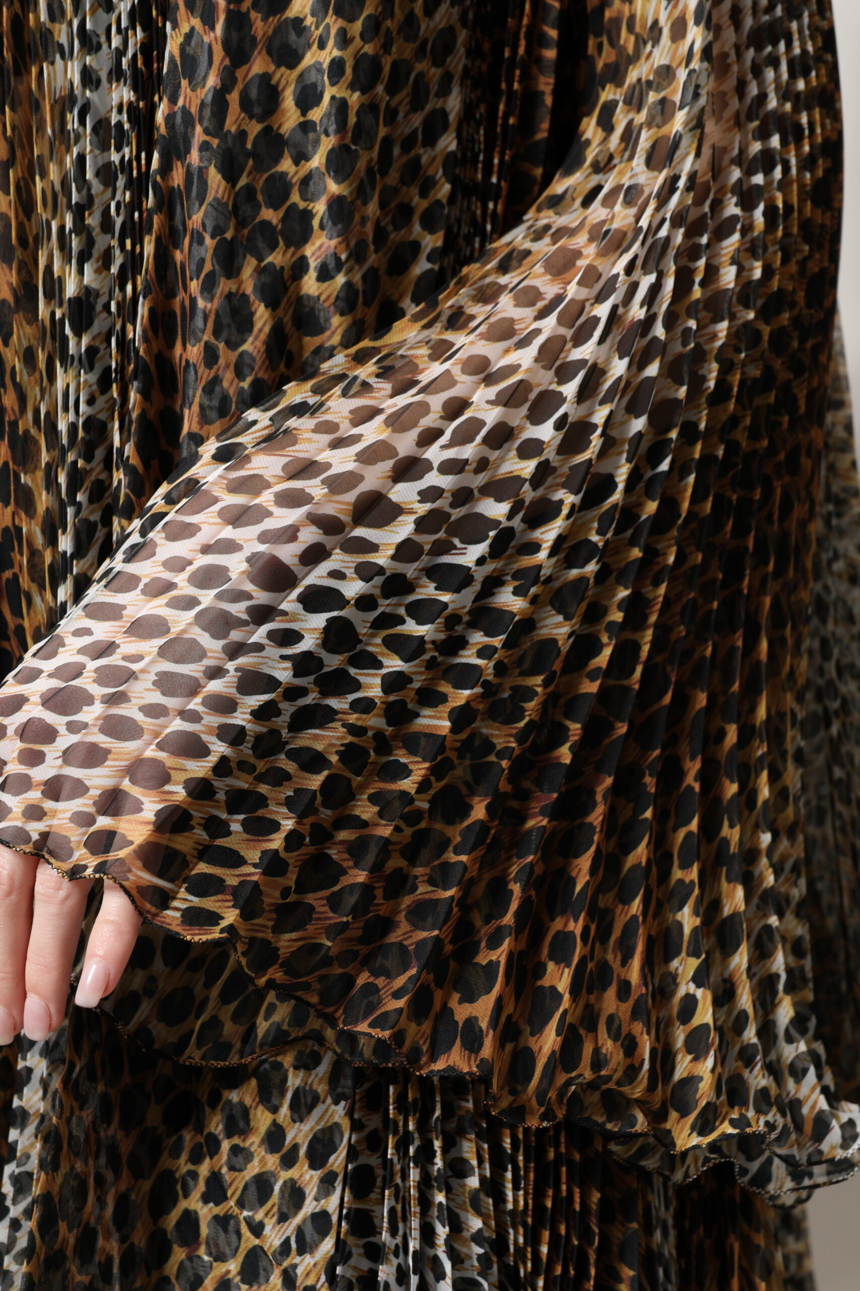Vestido Dolce & Gabbana de gasa marrón con estampado de leopardo y pañuelo-8