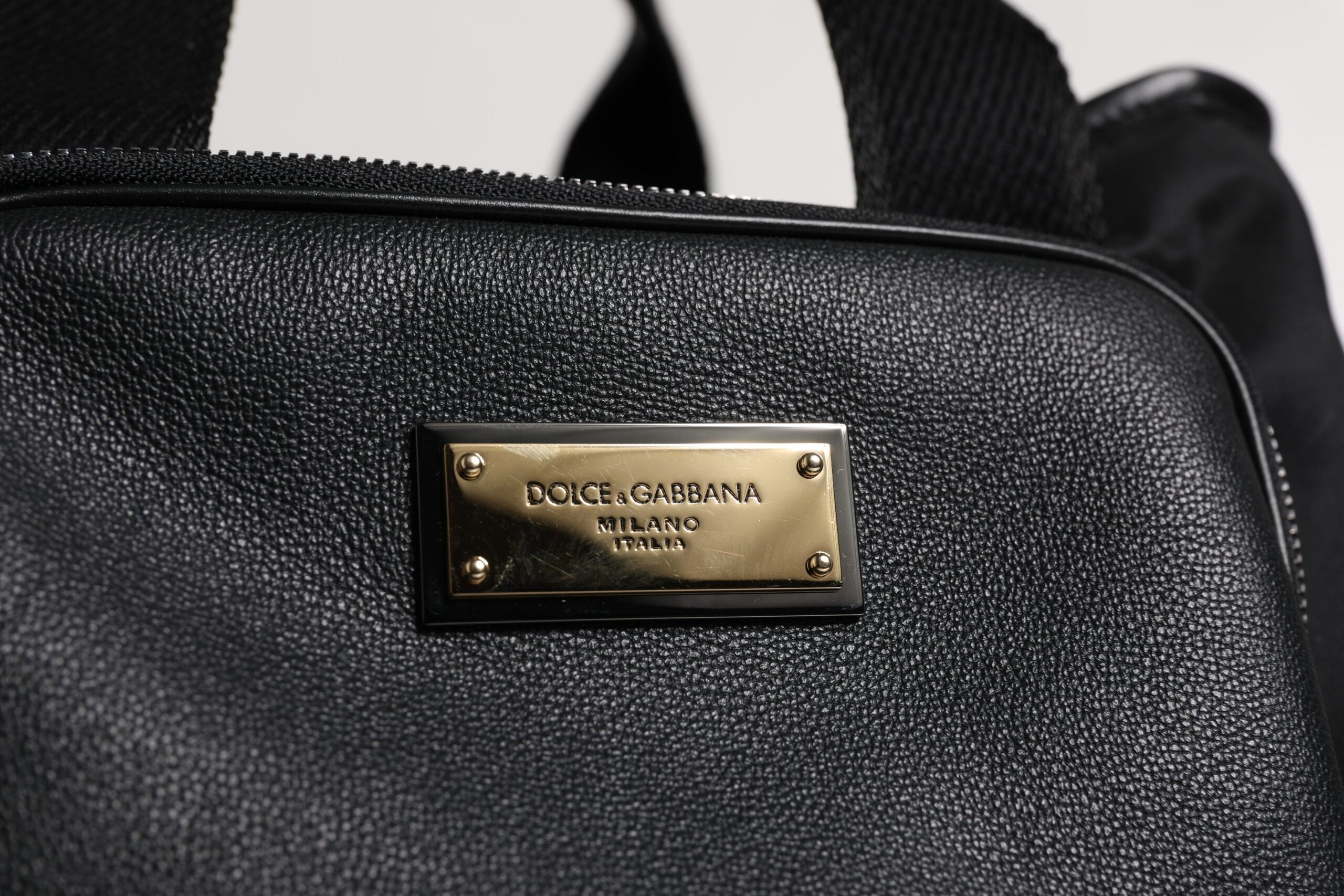 Bolso Dolce & Gabbana con correa de hombro negra y placa con el logotipo para mascotas-3
