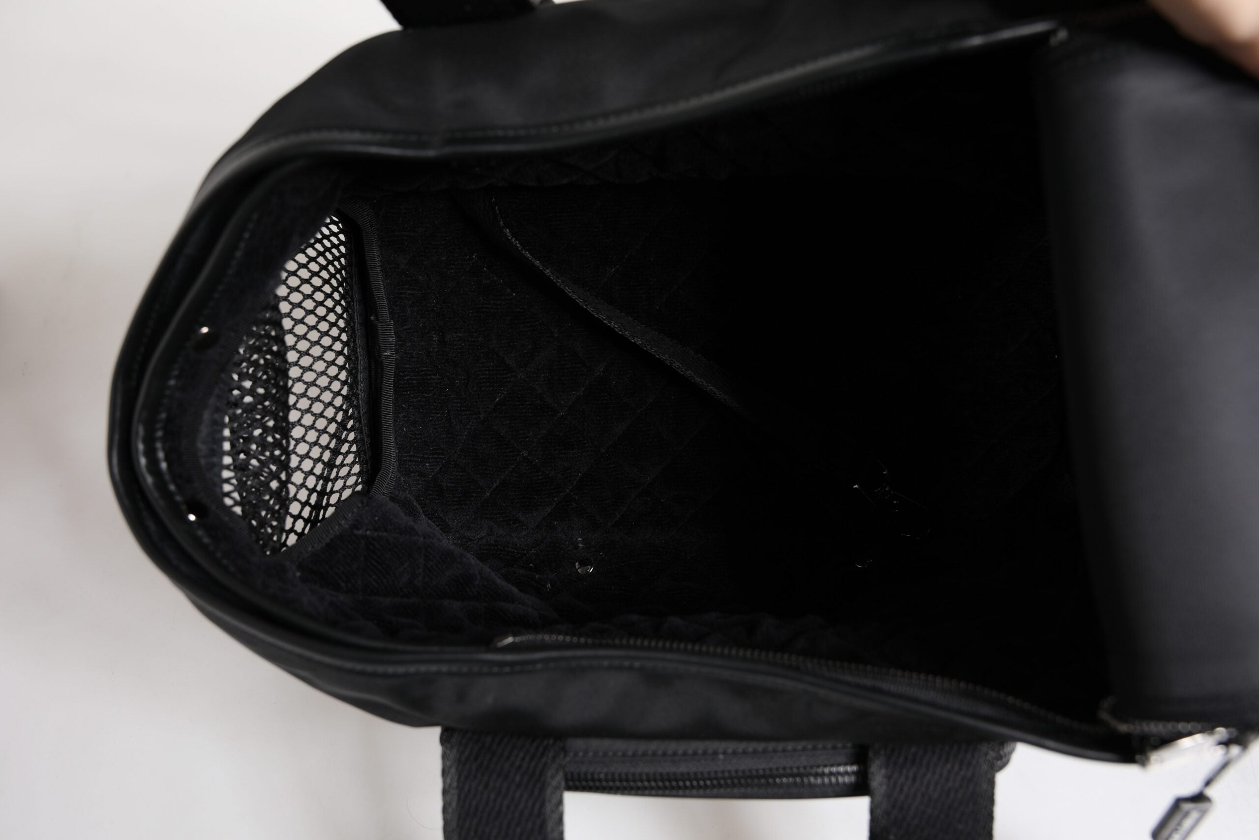 Bolso Dolce & Gabbana con correa de hombro negra y placa con el logotipo para mascotas-7