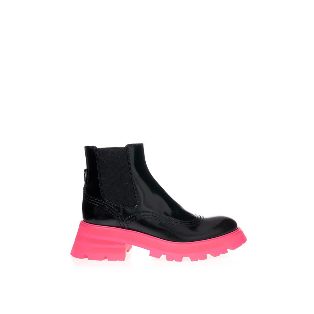Alexander McQueen Elegant black leather boots