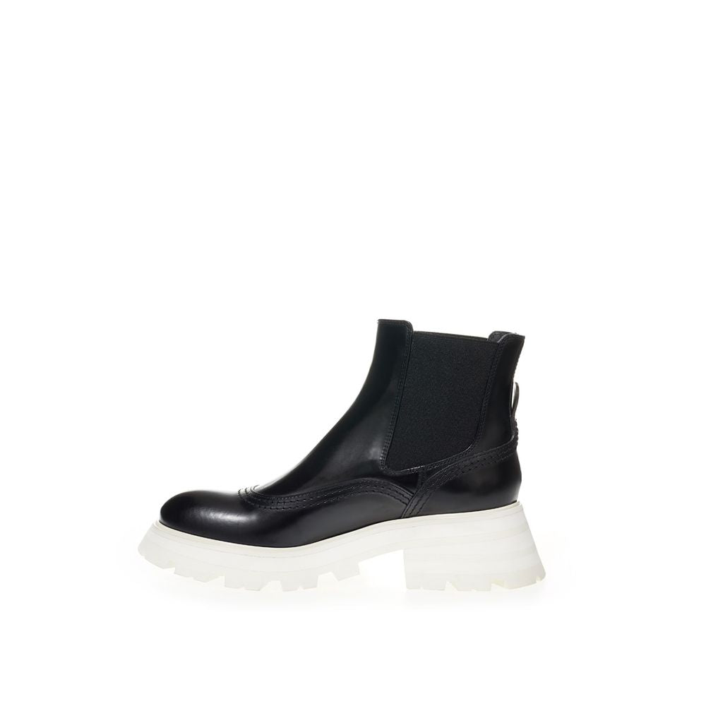 Alexander McQueen Elegant leather boots in timeless black-2