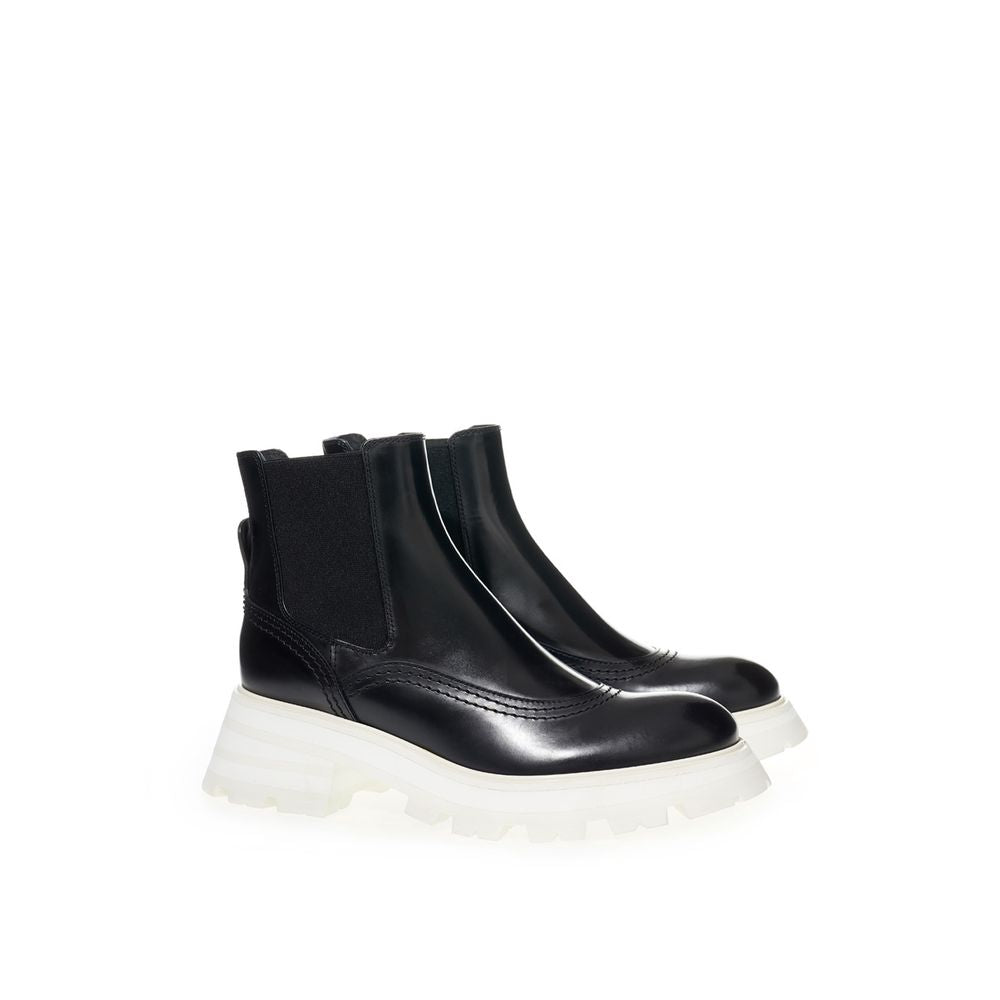 Alexander McQueen Elegant leather boots in timeless black-3