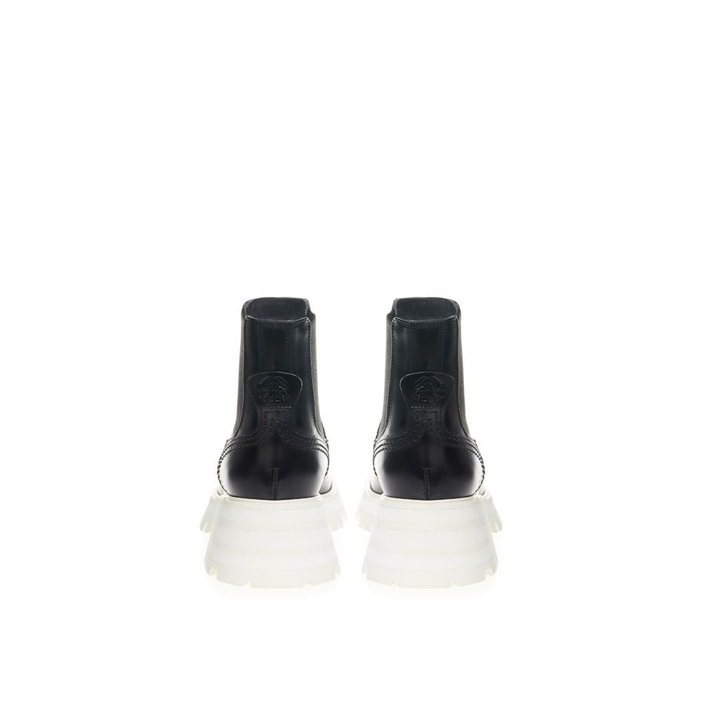 Alexander McQueen Elegant leather boots in timeless black-4