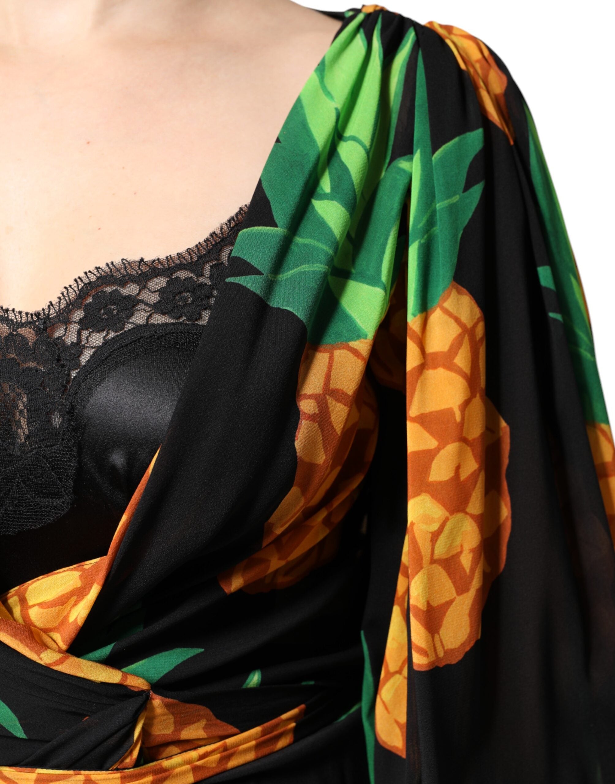 Vestido cruzado de seda negra con estampado de piña drapeado de Dolce & Gabbana-6