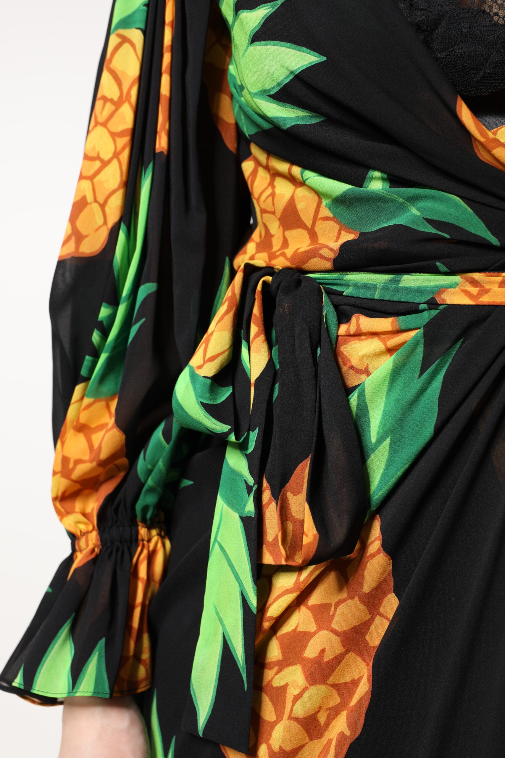 Vestido cruzado de seda negra con estampado de piña drapeado de Dolce & Gabbana-7