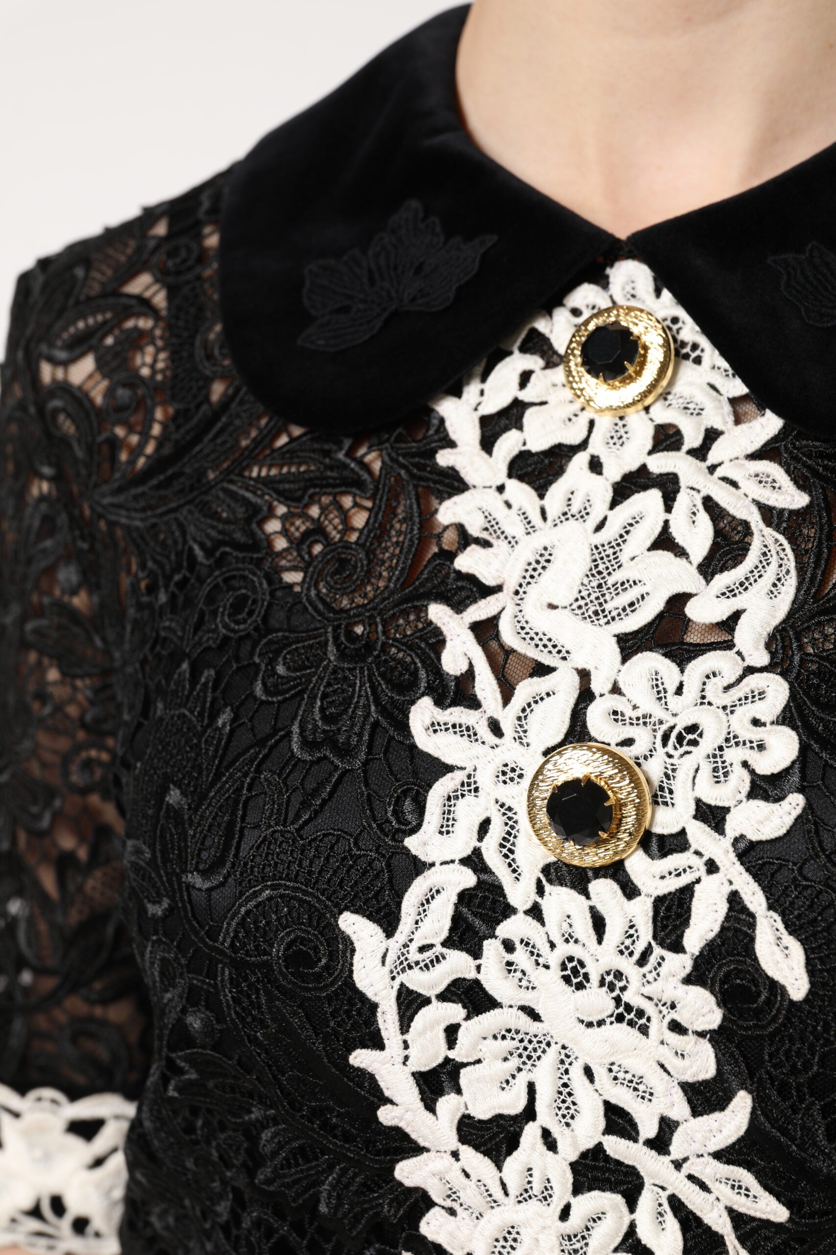 Dolce & Gabbana Schwarzes Minikleid mit floraler Spitze verschönert-7