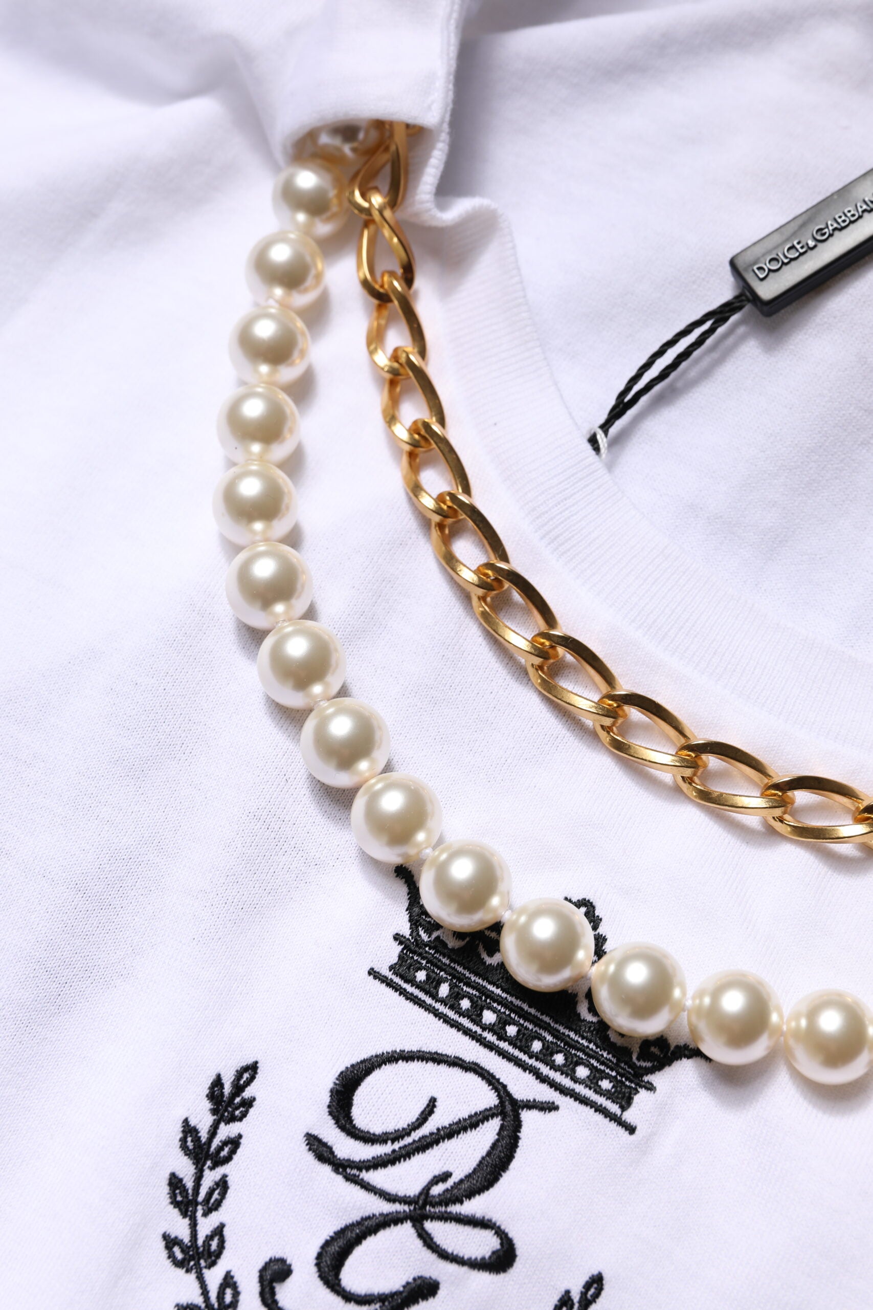 Camiseta de algodón con cuello redondo, cadena y perlas blancas de Dolce & Gabbana-8