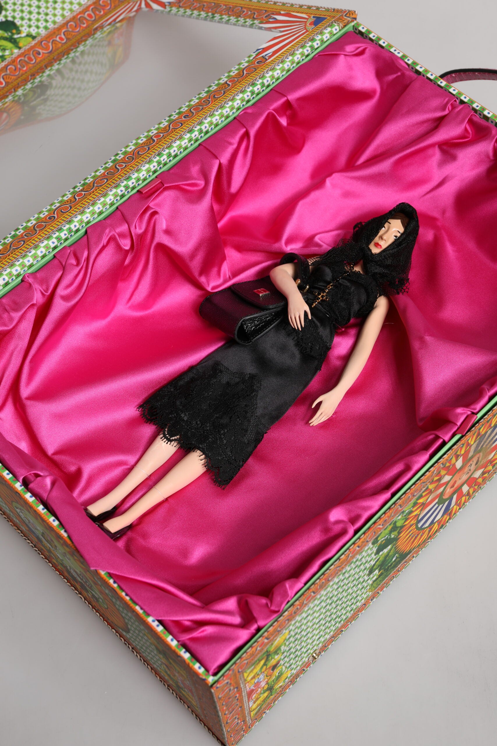 Muñecas sicilianas de cuero y cerámica de Dolce & Gabbana con vestido negro-6