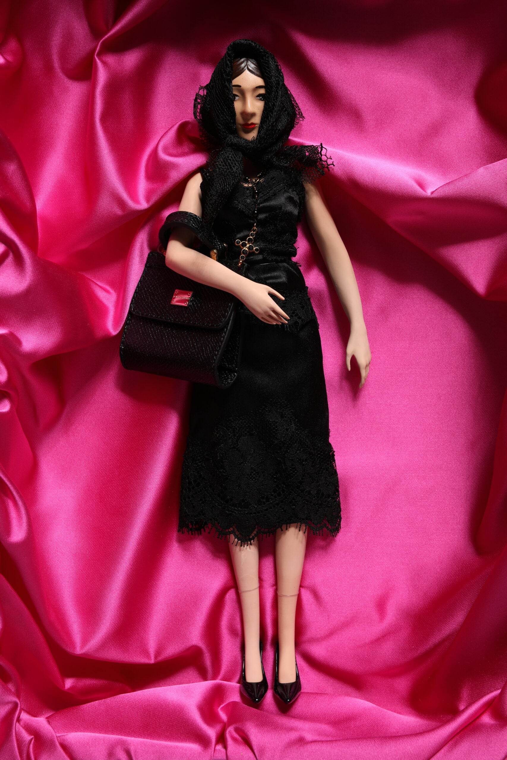 Muñecas sicilianas de cuero y cerámica de Dolce & Gabbana con vestido negro-7