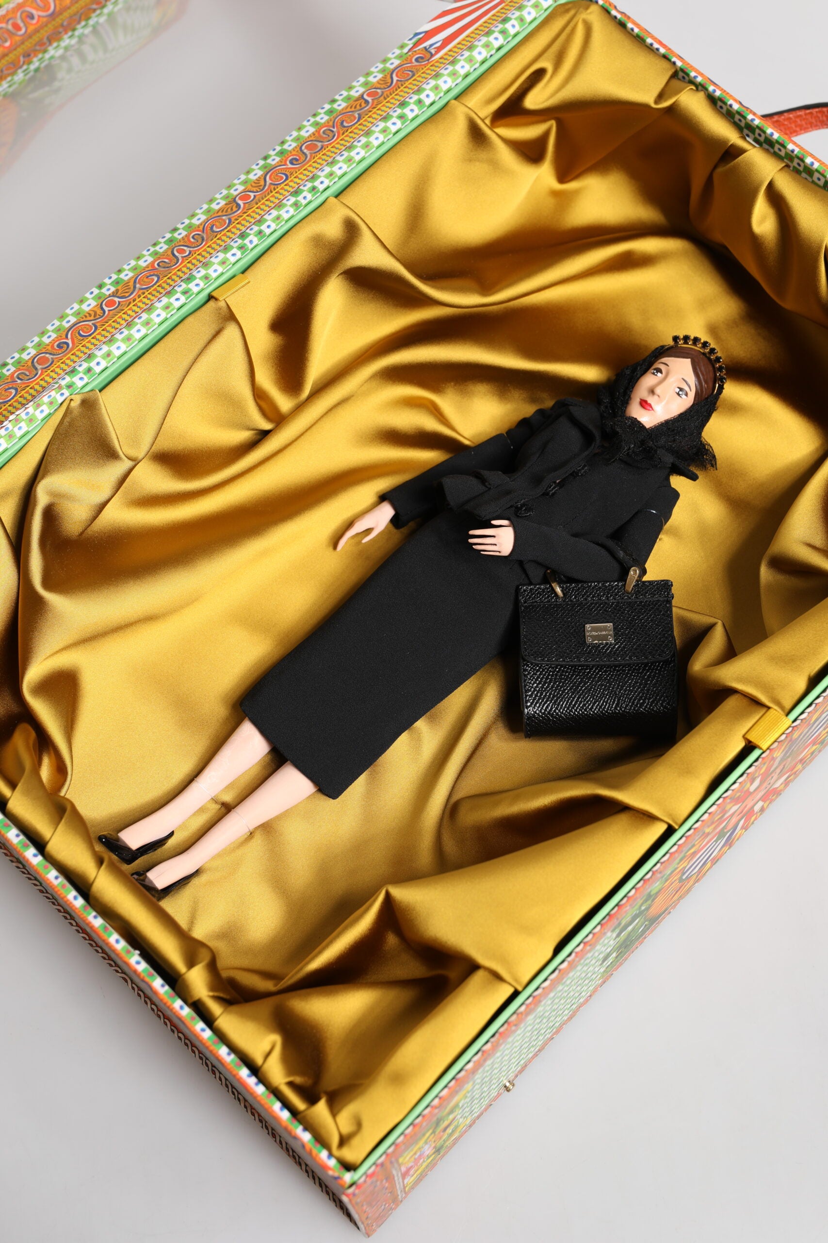 Muñecas sicilianas de cuero y cerámica de Dolce & Gabbana con vestido negro-6