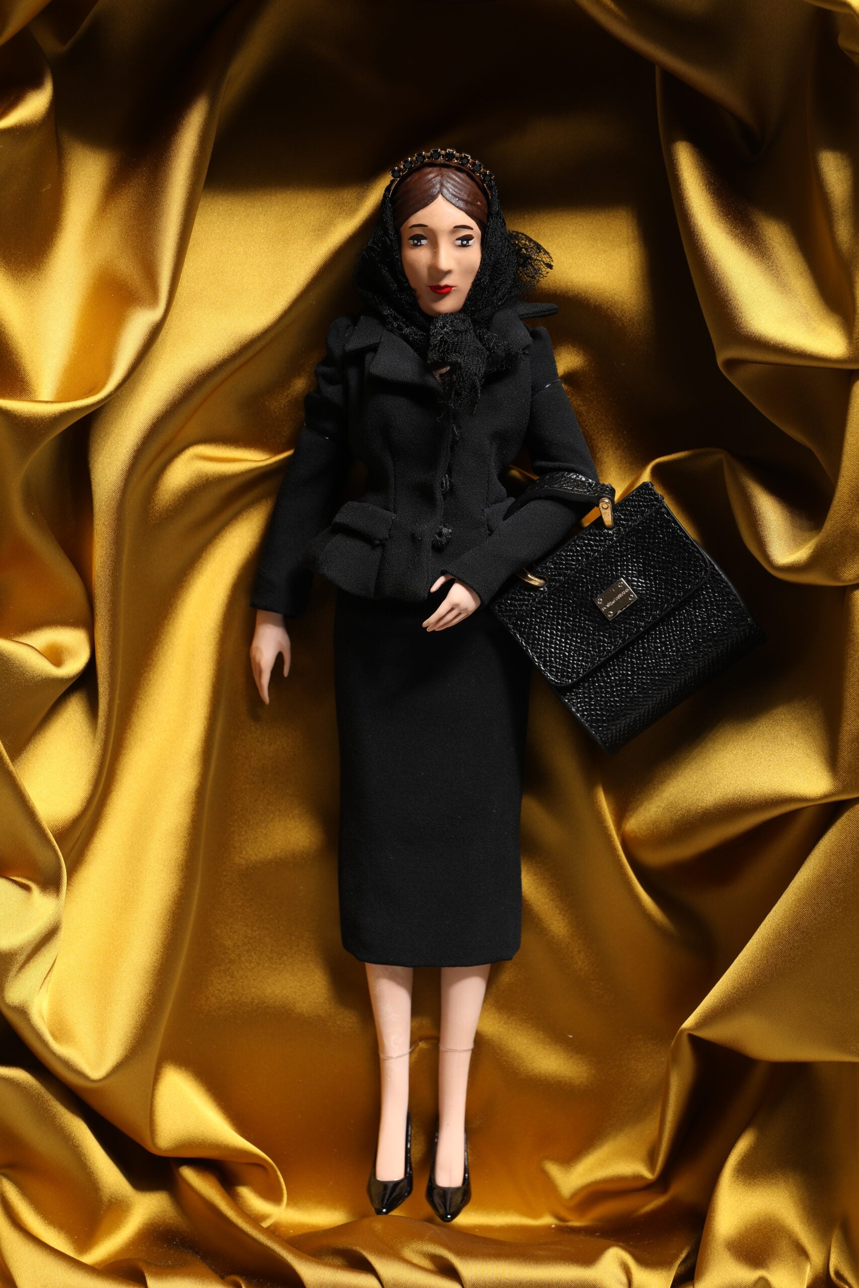Muñecas sicilianas de cuero y cerámica de Dolce & Gabbana con vestido negro-8