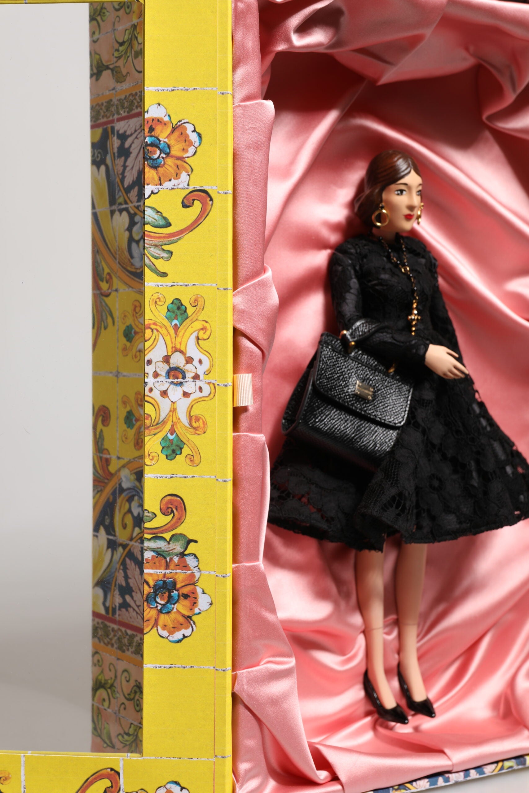 Muñecas sicilianas de cuero y cerámica de Dolce & Gabbana con vestido negro-8