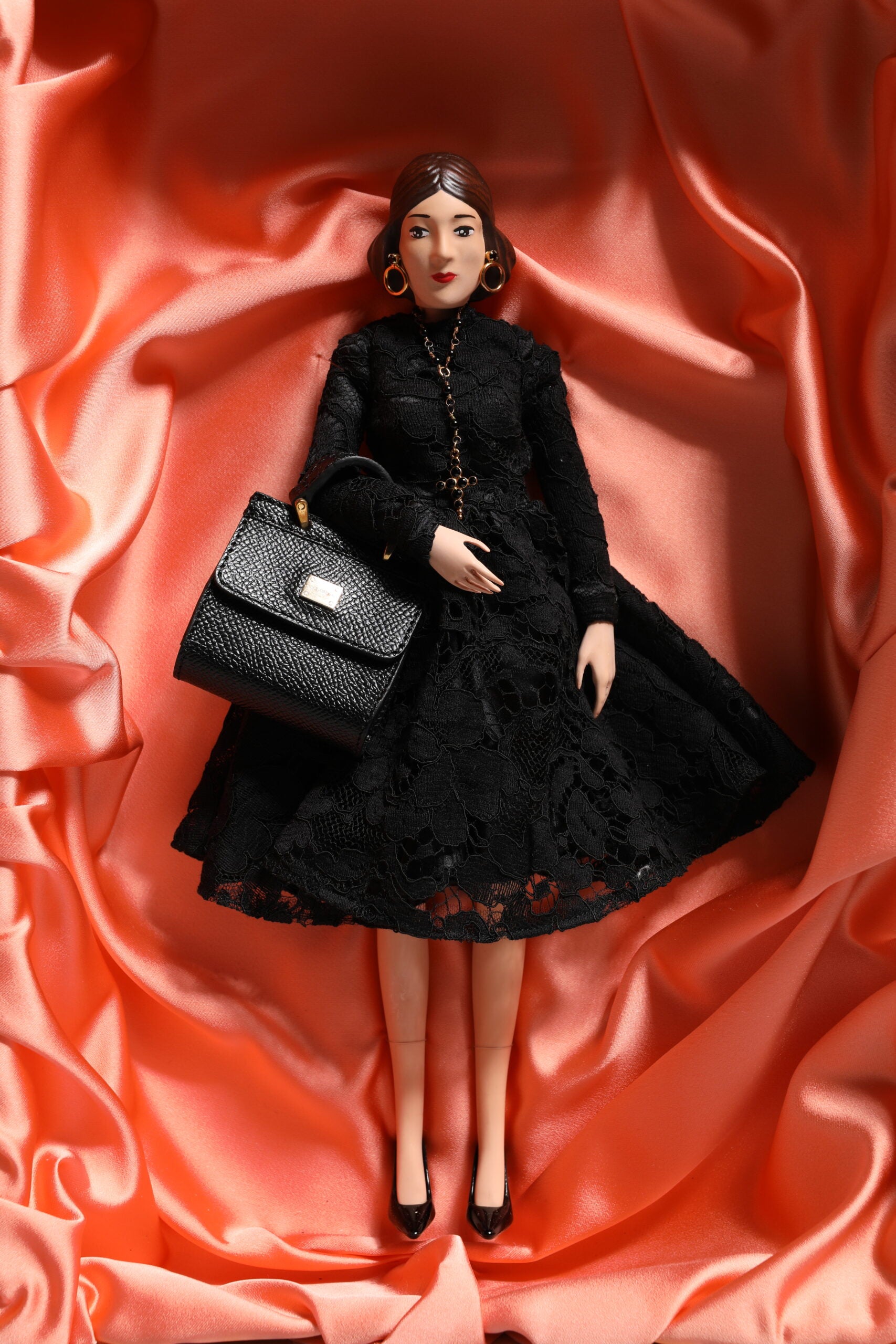 Muñecas sicilianas de cuero y cerámica de Dolce & Gabbana con vestido negro-6