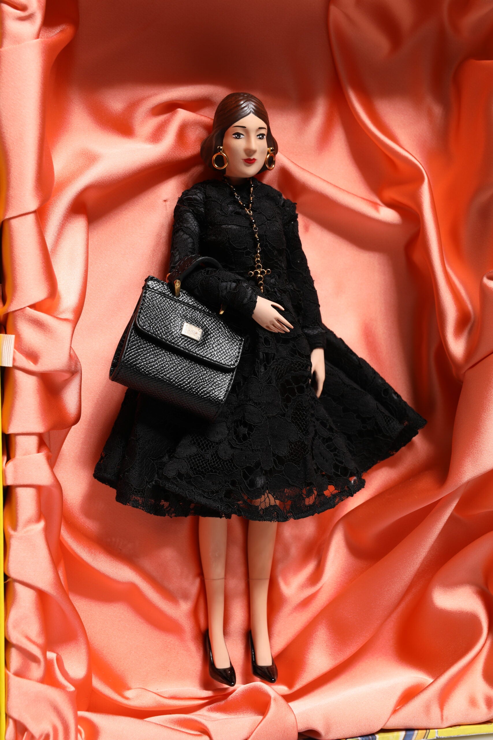 Muñecas sicilianas de cuero y cerámica de Dolce & Gabbana con vestido negro-7