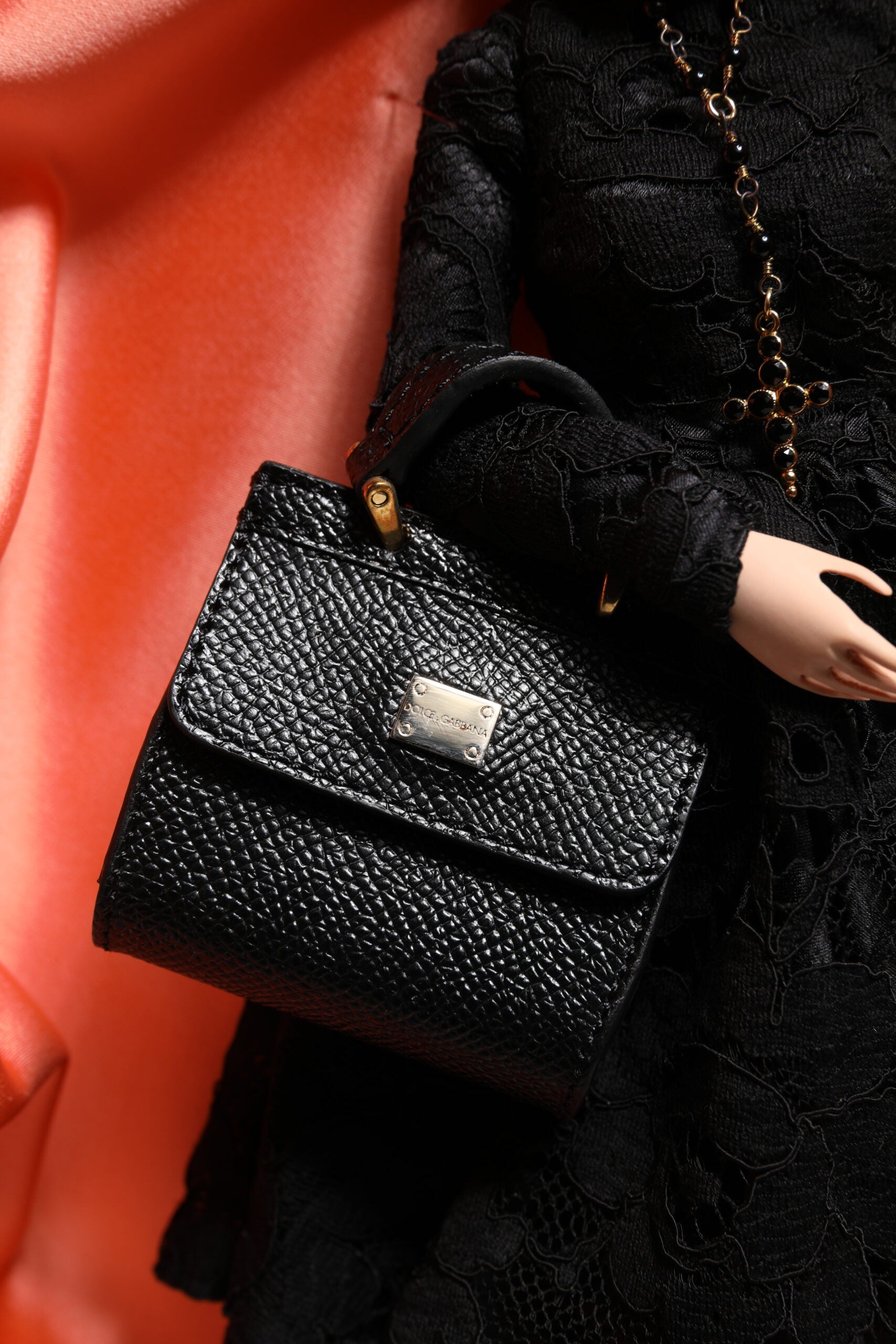 Muñecas sicilianas de cuero y cerámica de Dolce & Gabbana con vestido negro-8