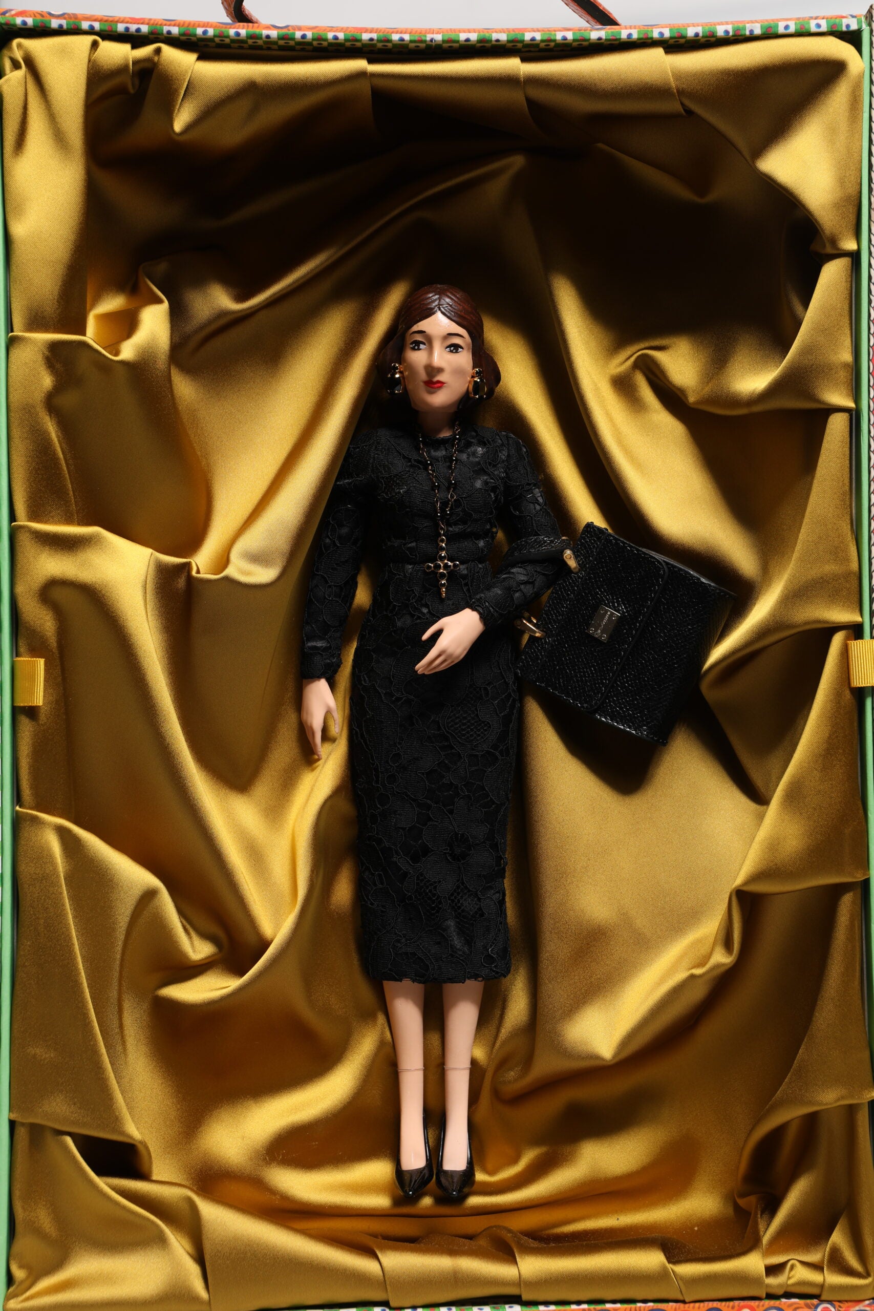 Muñecas sicilianas de cuero y cerámica de Dolce & Gabbana con vestido negro-7