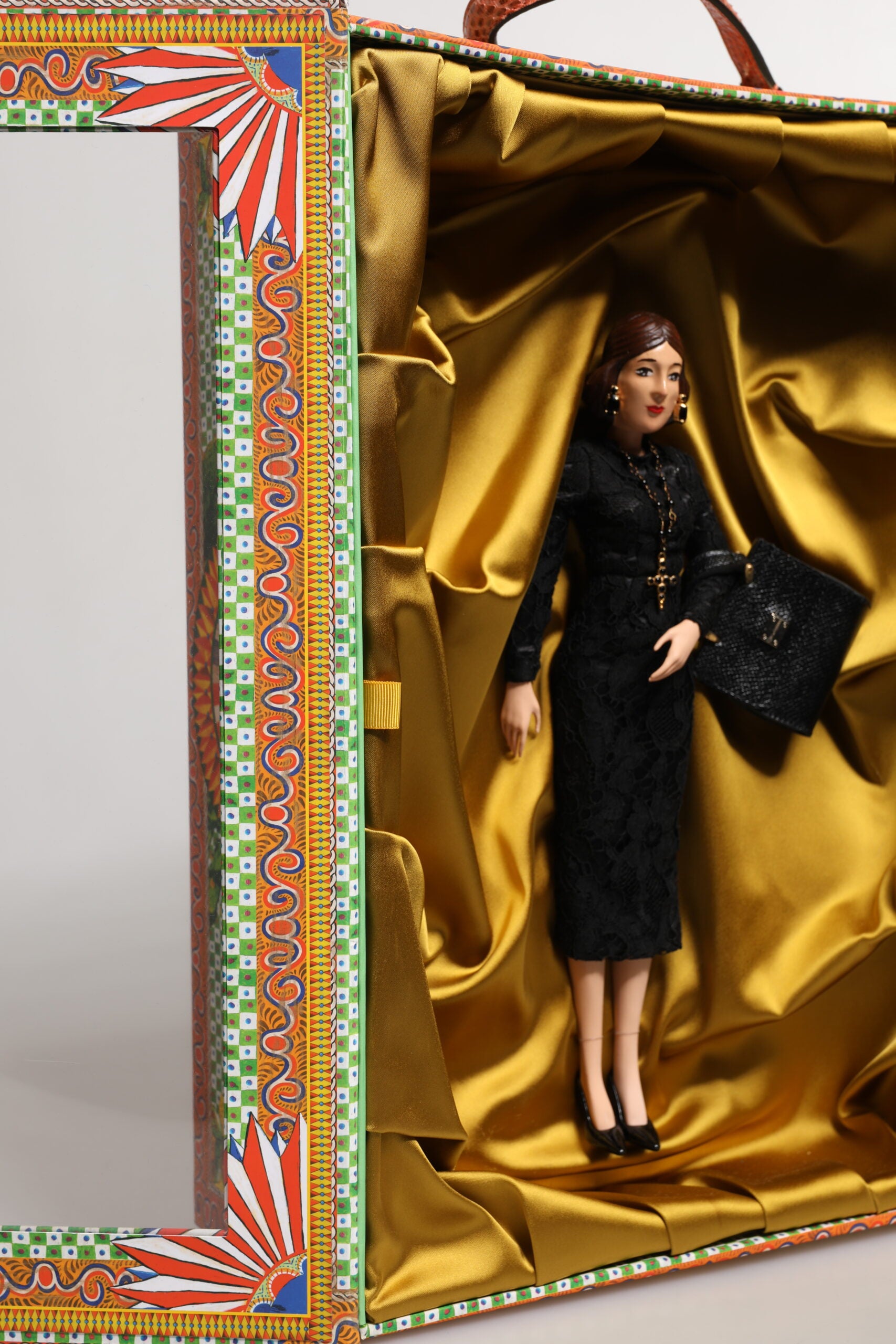 Muñecas sicilianas de cuero y cerámica de Dolce & Gabbana con vestido negro-8