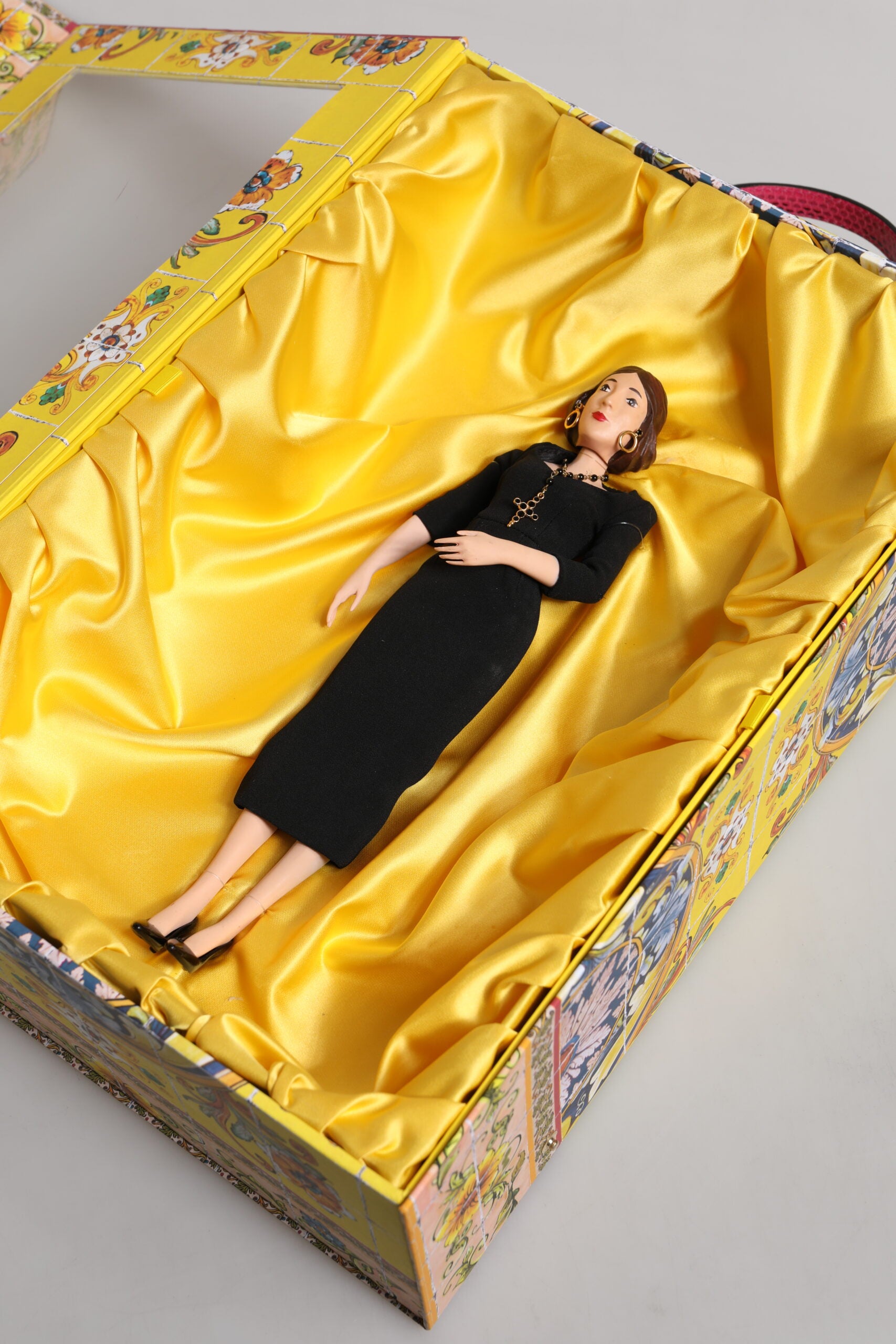 Muñecas sicilianas de cuero y cerámica de Dolce & Gabbana con vestido negro-7