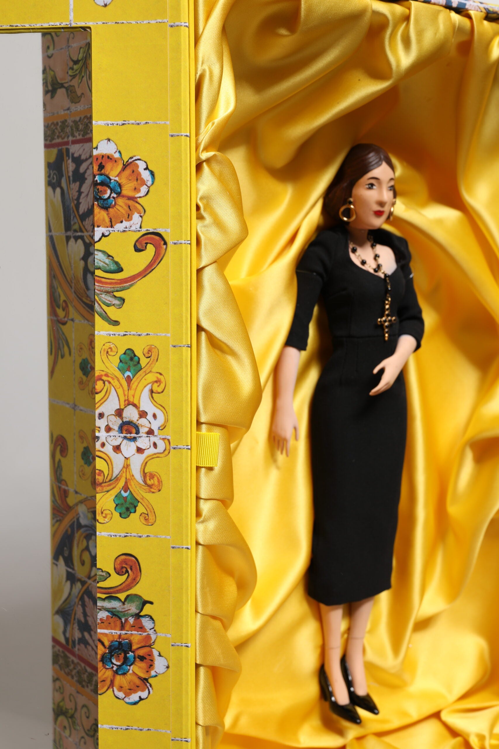 Muñecas sicilianas de cuero y cerámica de Dolce & Gabbana con vestido negro-8