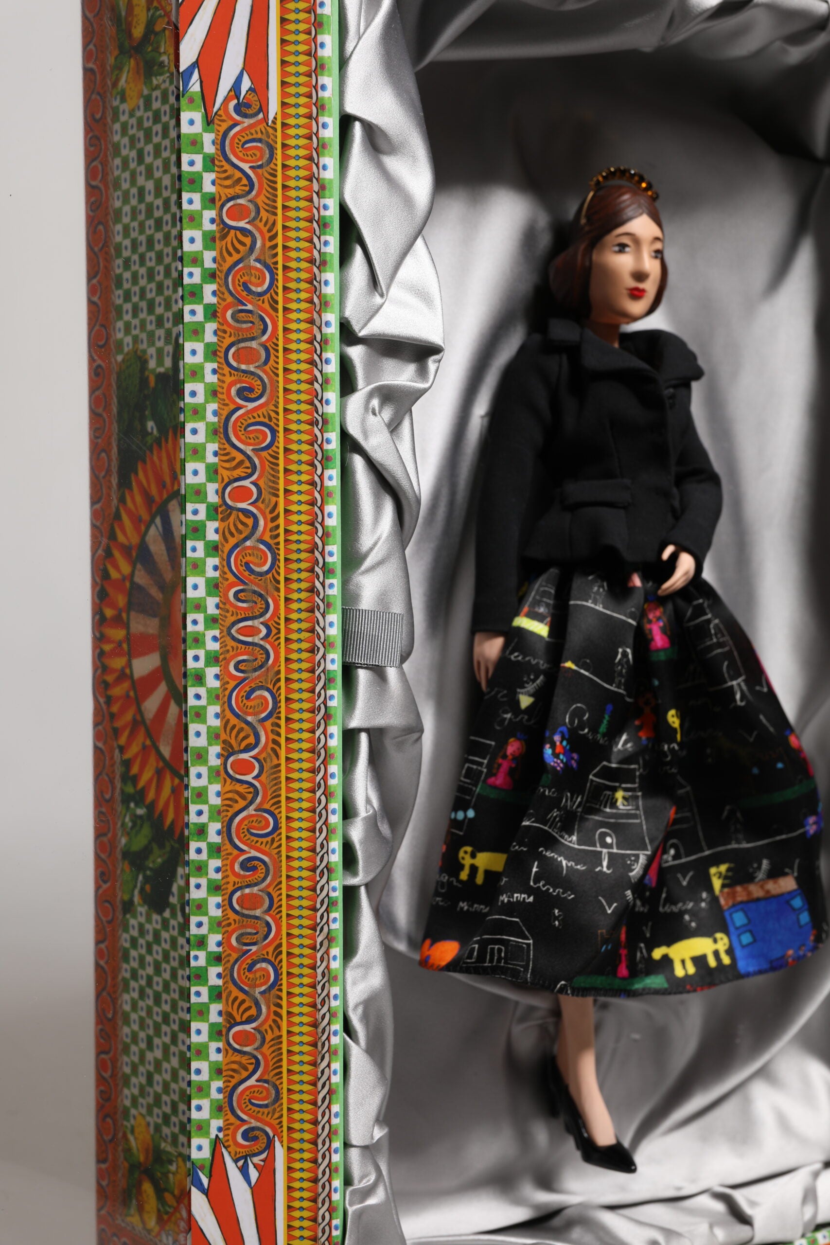 Muñecas sicilianas de cuero y cerámica de Dolce & Gabbana con vestido negro-8