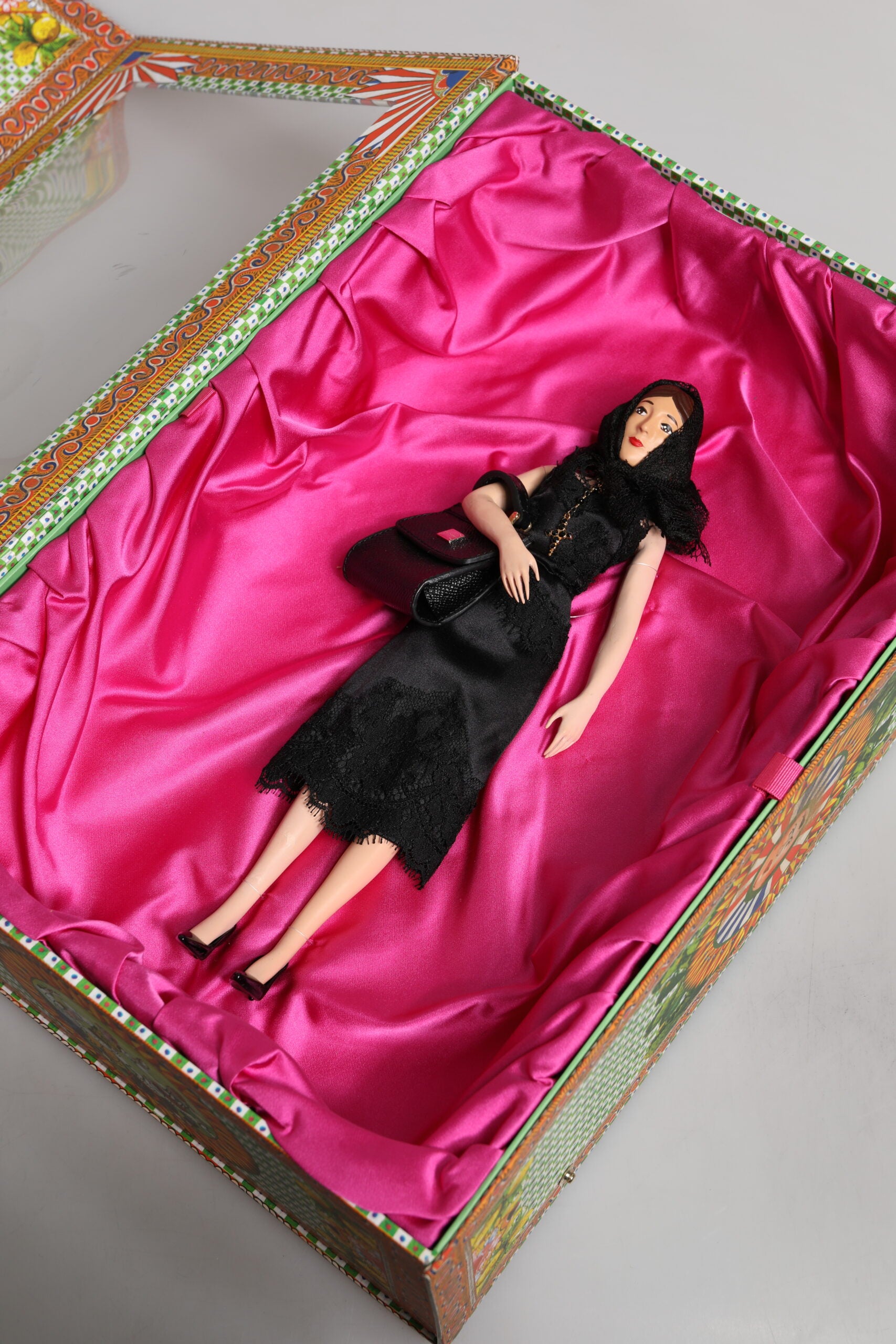 Muñecas sicilianas de cuero y cerámica de Dolce & Gabbana con vestido negro-8