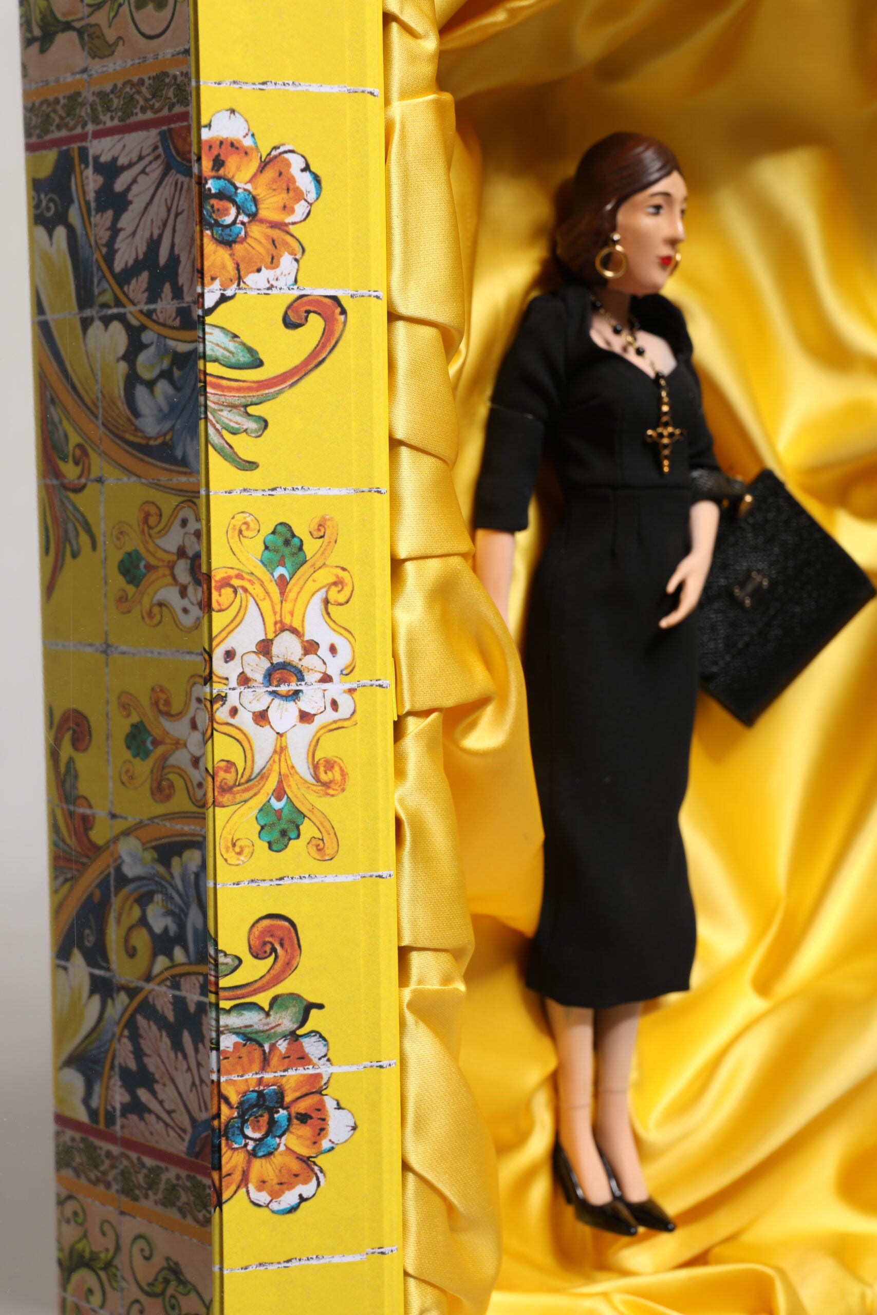 Muñecas sicilianas de cuero y cerámica de Dolce & Gabbana con vestido negro-8