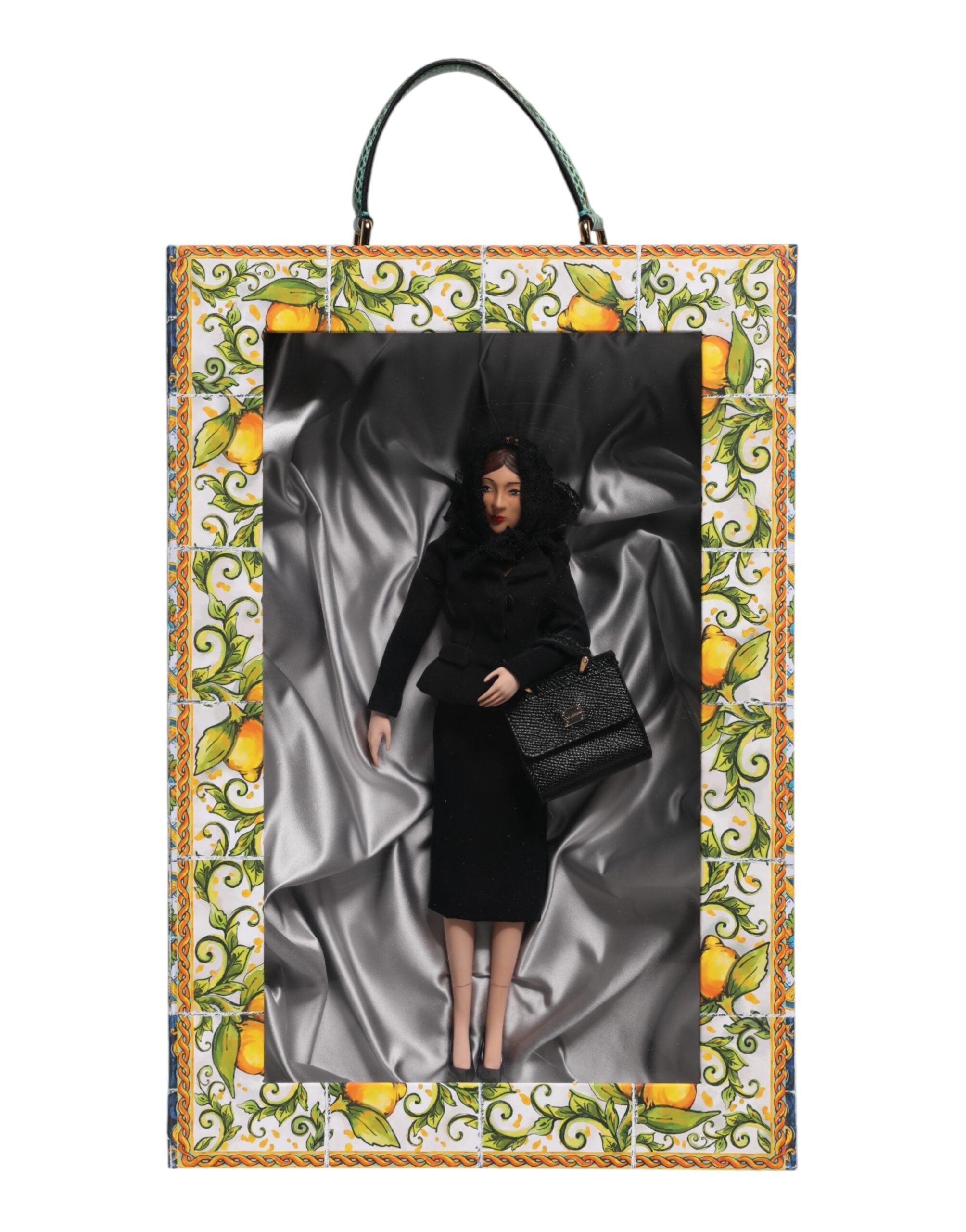 Muñecas sicilianas de cuero y cerámica de Dolce & Gabbana con vestido negro-2