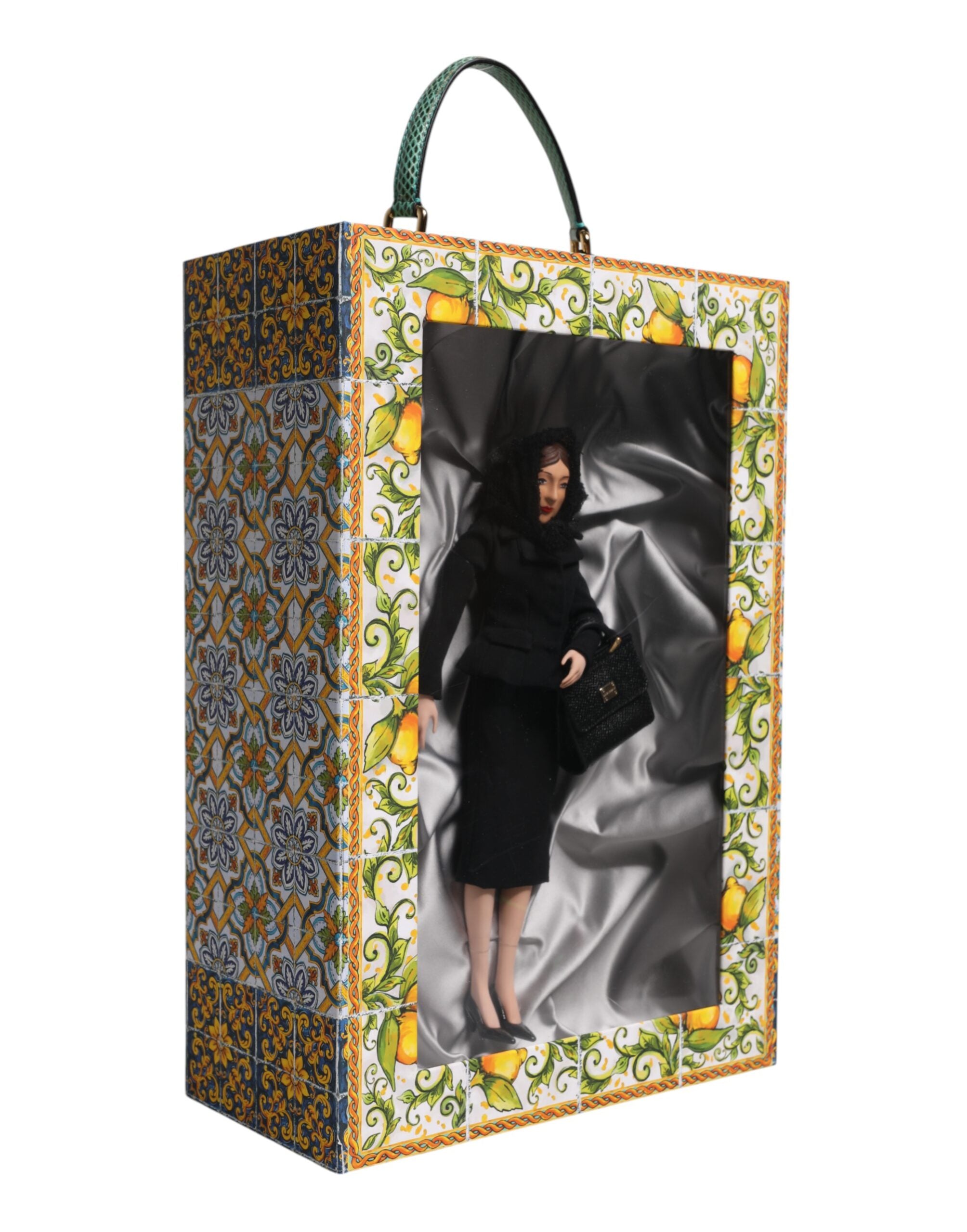 Muñecas sicilianas de cuero y cerámica de Dolce & Gabbana con vestido negro-3