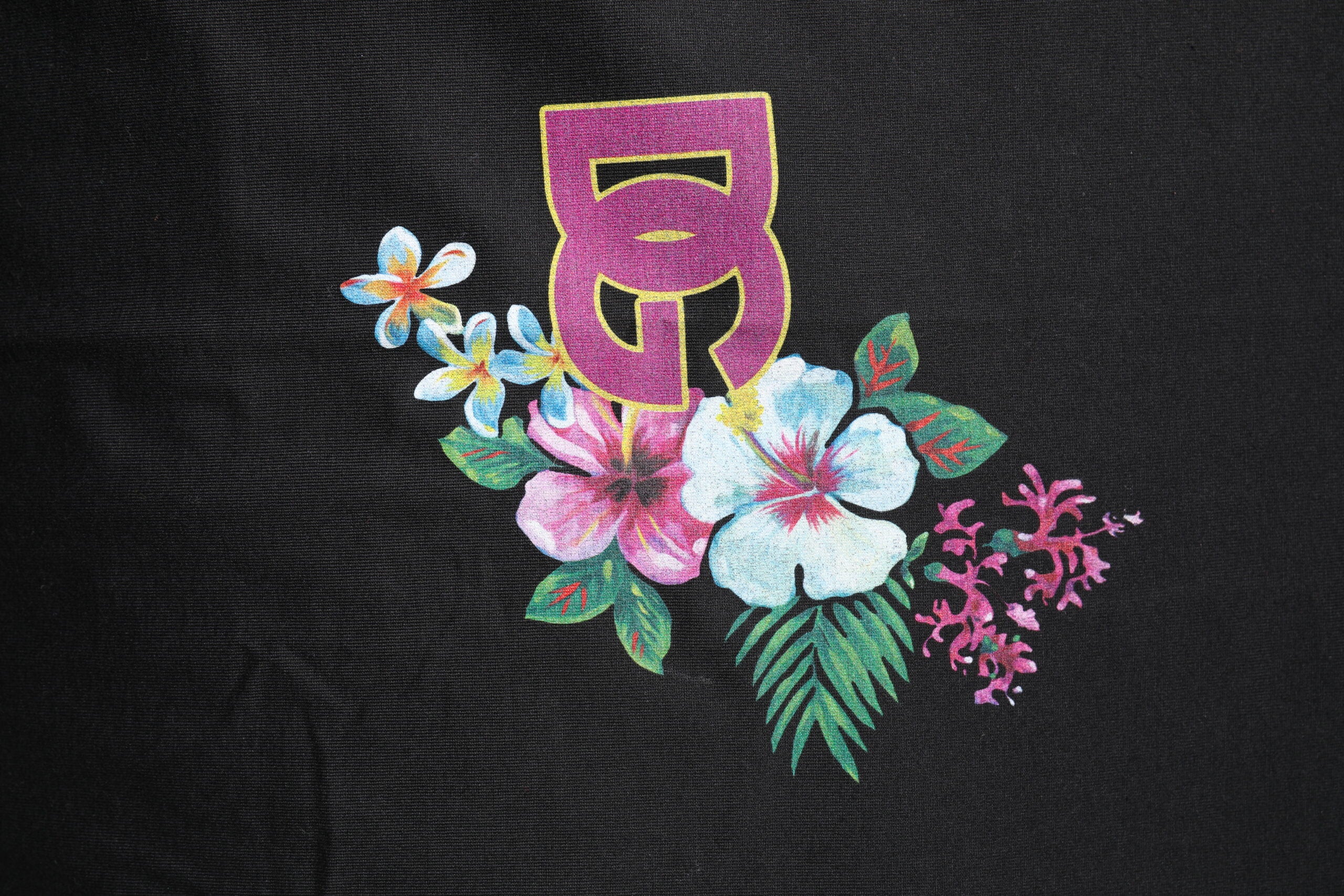 Camiseta Dolce & Gabbana DG negra con estampado floral y cuello redondo-6